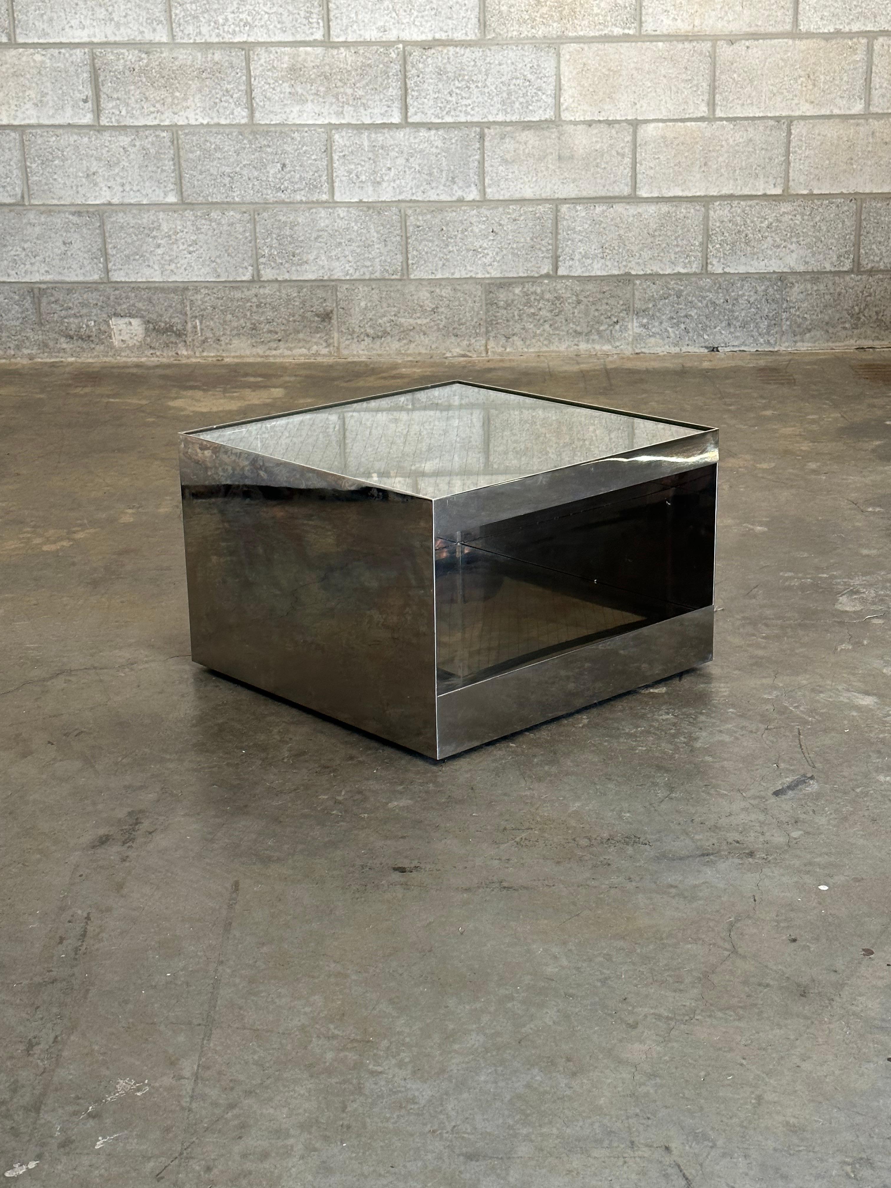 Une table relativement rare et désirable, conçue par Joe D'Urso pour Knoll, vers les années 1980. La table présente un cadre en acier poli sur les trois quarts de la table, ainsi qu'un côté ouvert et un plateau en 