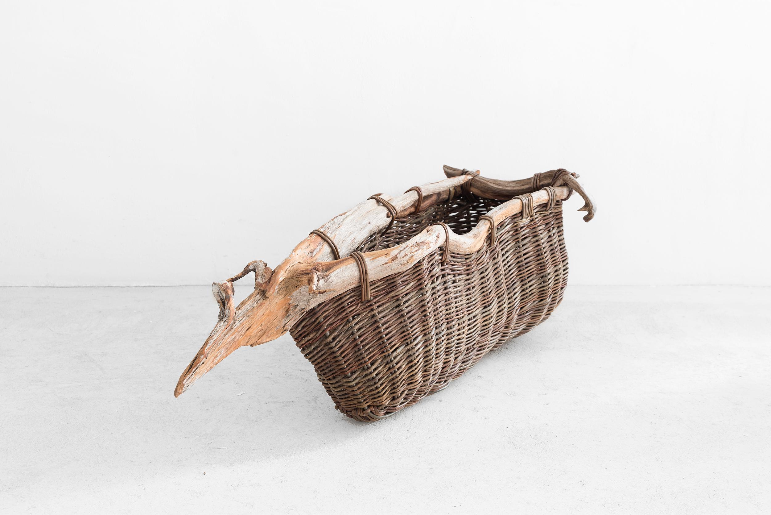 Bog Boat Going To Ground
Manufactured by Joe Hogan
Produced in exclusive for SIDE GALLERY
Ireland, 2020
Bog pine(roots of pine trees which had been covered with peat for 3000 yeas) and willow rods, variety Harrisons

Measurements
97 cm x 36
