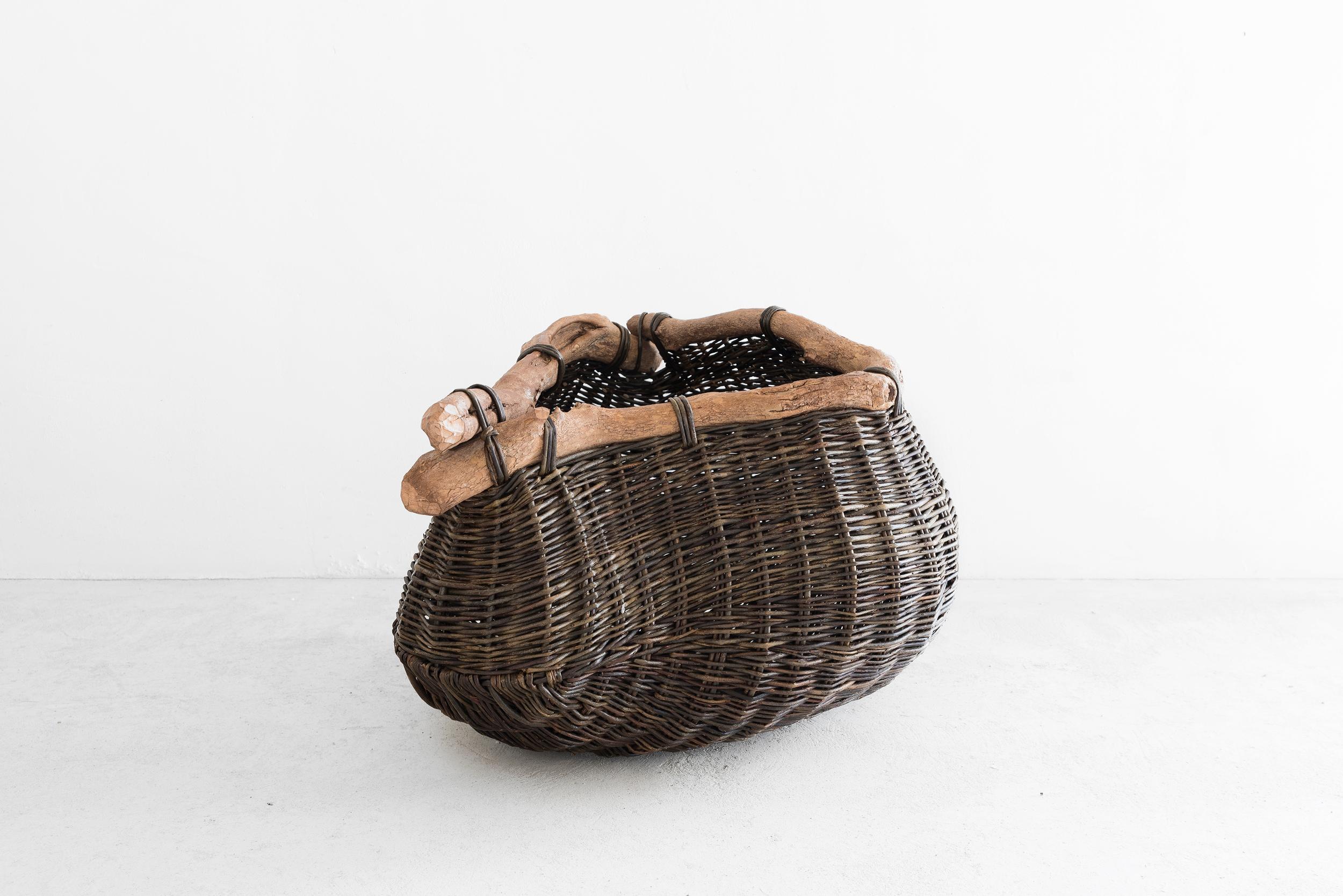 Joe Hogan
Pouch on a bent branch
Manufactured by Joe Hogan
Produced in exclusive for SIDE GALLERY
Ireland, 2020
Rhododendron wood, willow rods

Joe Hogan is a master basket-maker based in Loch Na Fooey, a glacial lake situated in the west of