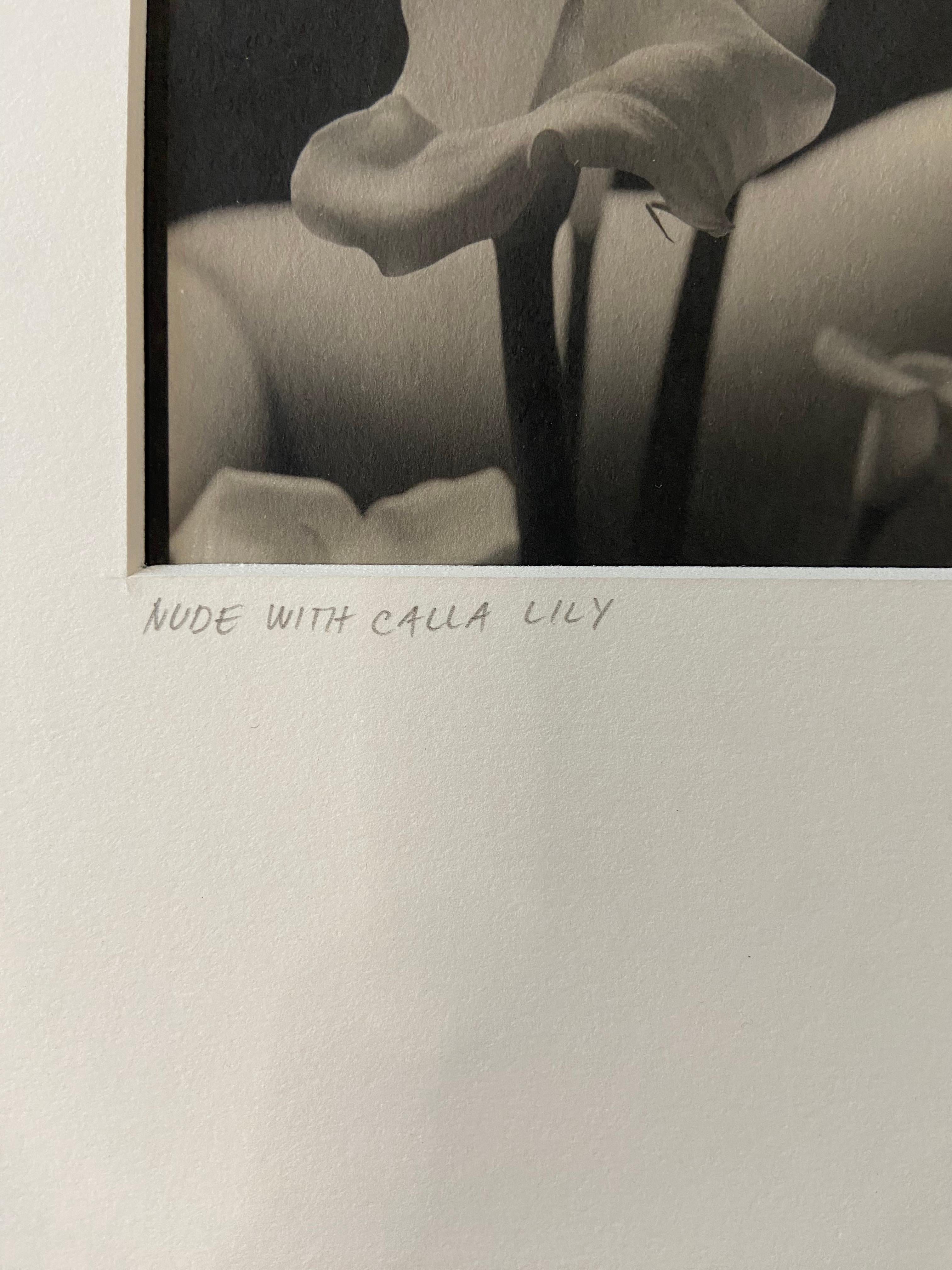 Nudo con giglio di Calla - Photograph Contemporaneo di Joe Hoynik