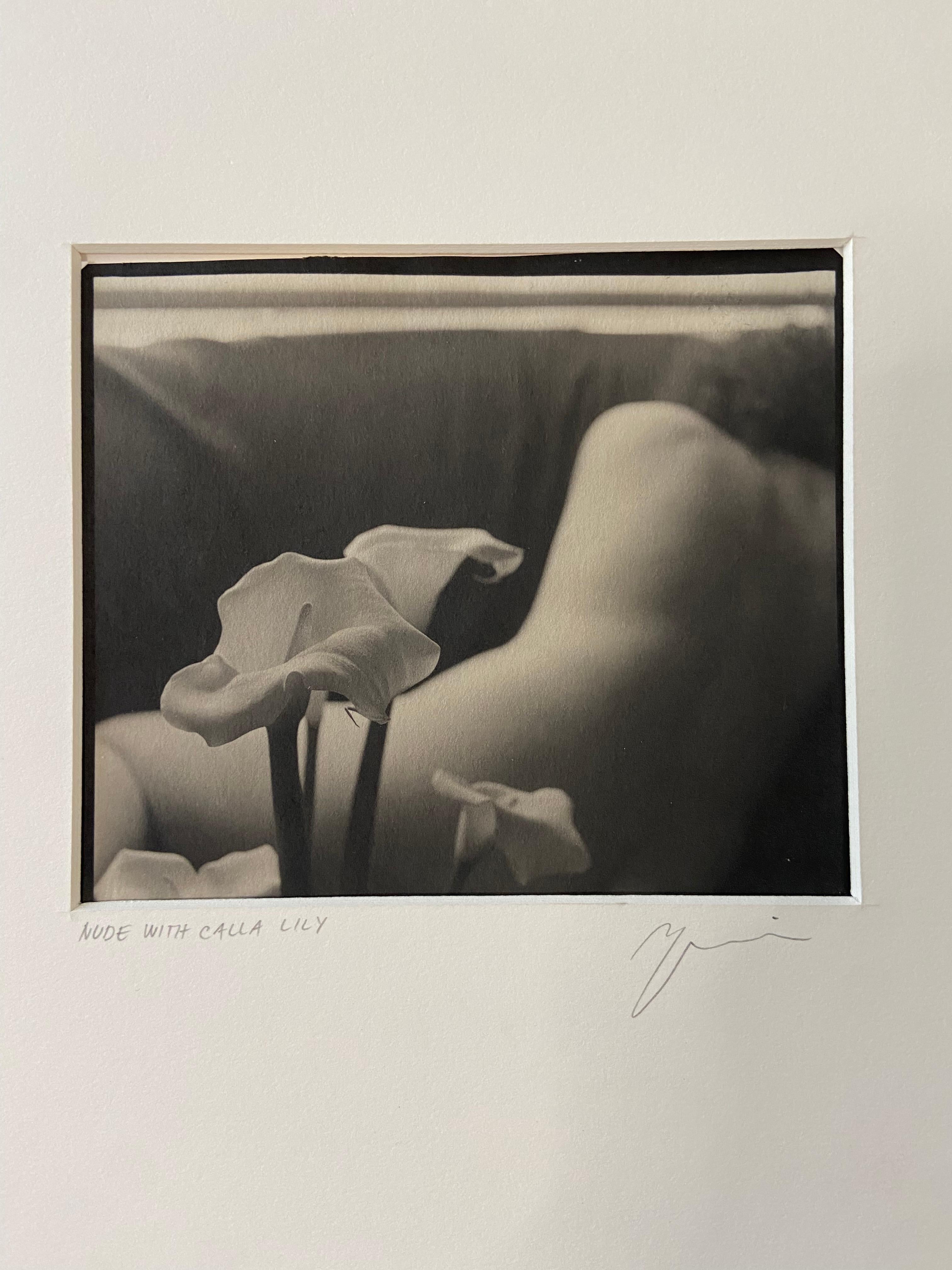 Nudo con giglio di Calla - Black and White Photograph Beige di Joe Hoynik