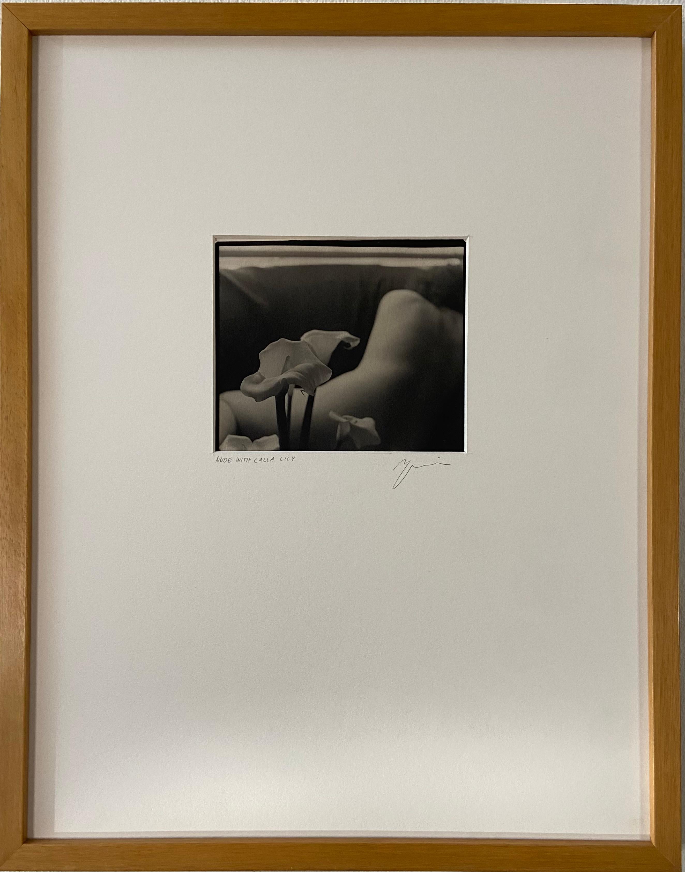 Black and White Photograph di Joe Hoynik - Nudo con giglio di Calla