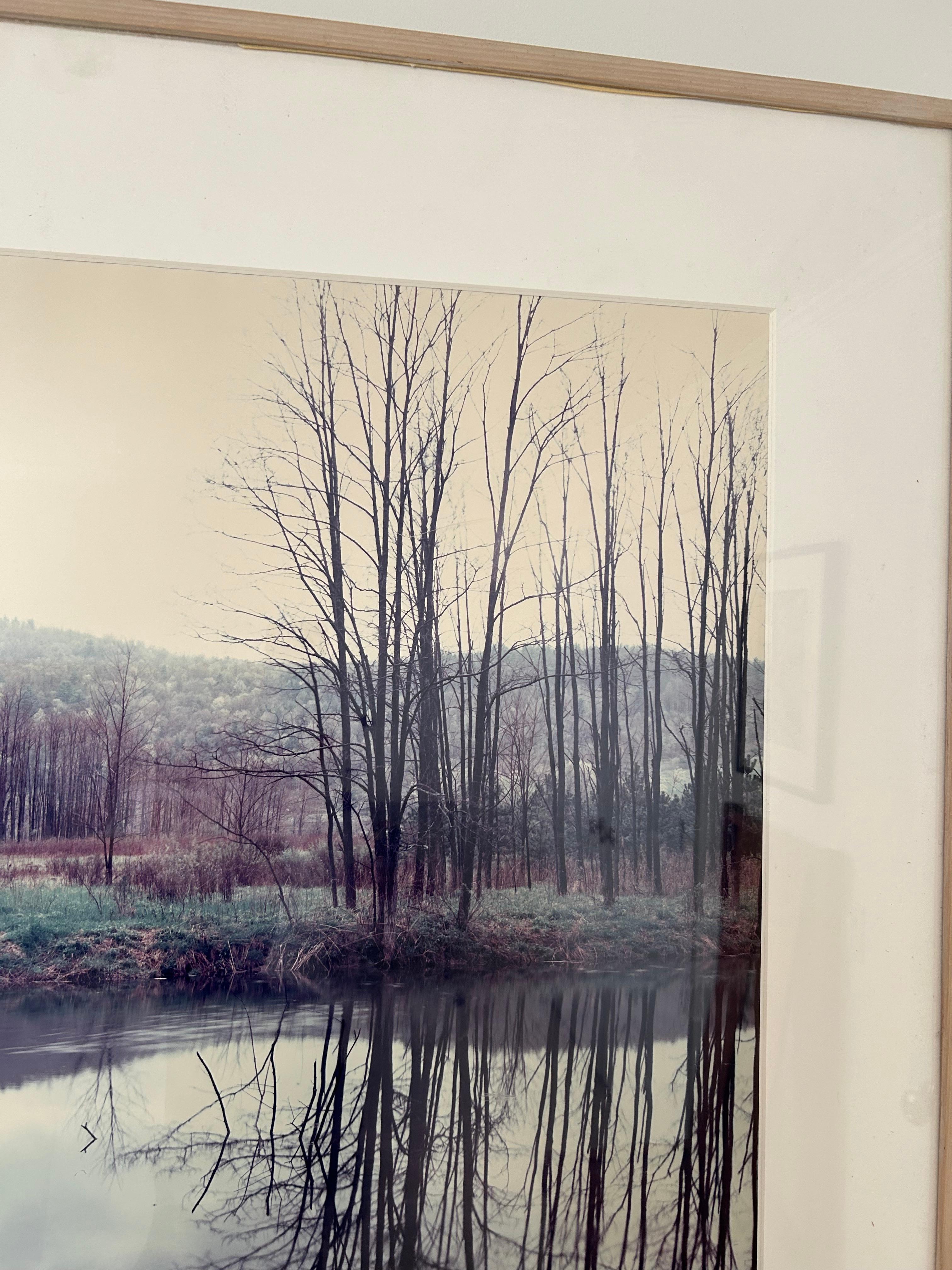 Als Mitglied der legendären New Yorker Light Gallery trug der Fotograf Joe Maloney dazu bei, dass sich der Farbfilm durchsetzen konnte. Maloneys Arbeit konzentriert sich auf den Konflikt zwischen der ländlichen Landschaft und der Ausbreitung der