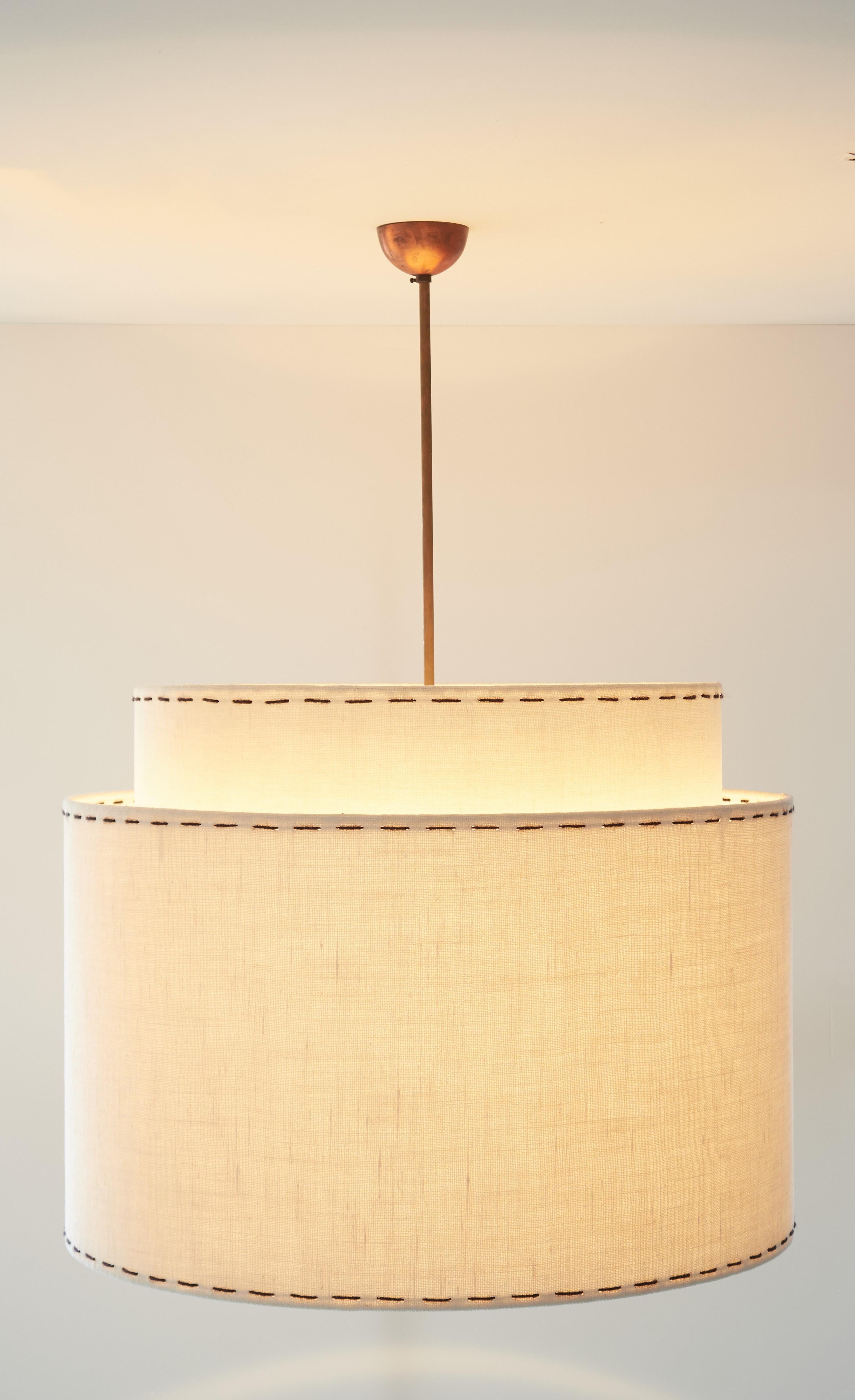 Cette lampe suspendue classique, inspirée de la mode masculine, rappelle le style des années 1940 et la simplicité des débuts de l'Art déco. Également disponible en version encastrée, sa forme géométrique épurée est le cadre parfait pour nos
