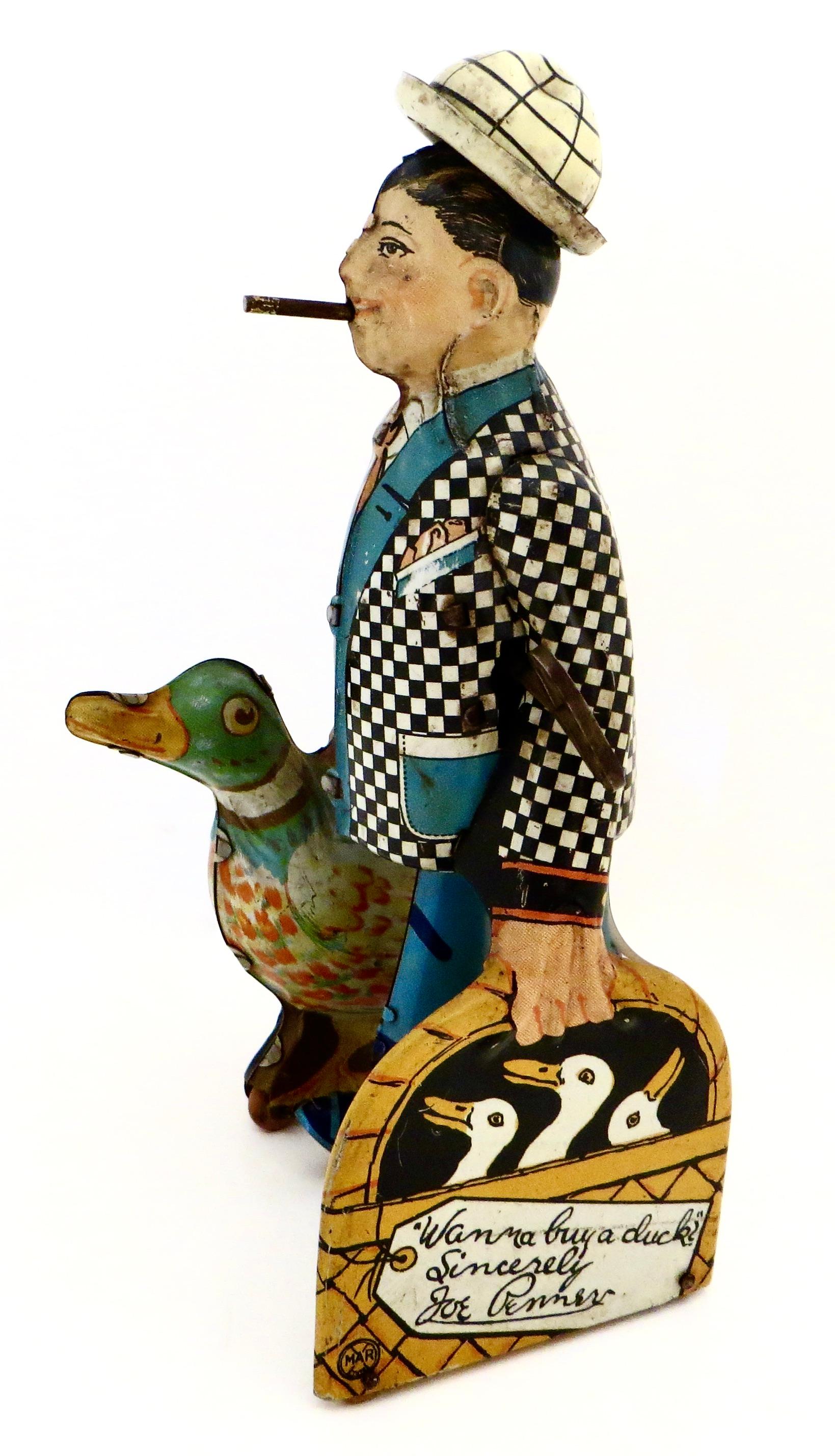 Fabelhaftes amerikanisches Vintage-Aufziehspielzeug aus Zinn mit angebrachtem Schlüssel und Uhrwerkmechanismus, wobei die Figur (Joe Penner) beim Aufziehen ziellos über den Boden watschelt, wobei der Hut in der Luft fliegt und die berüchtigte