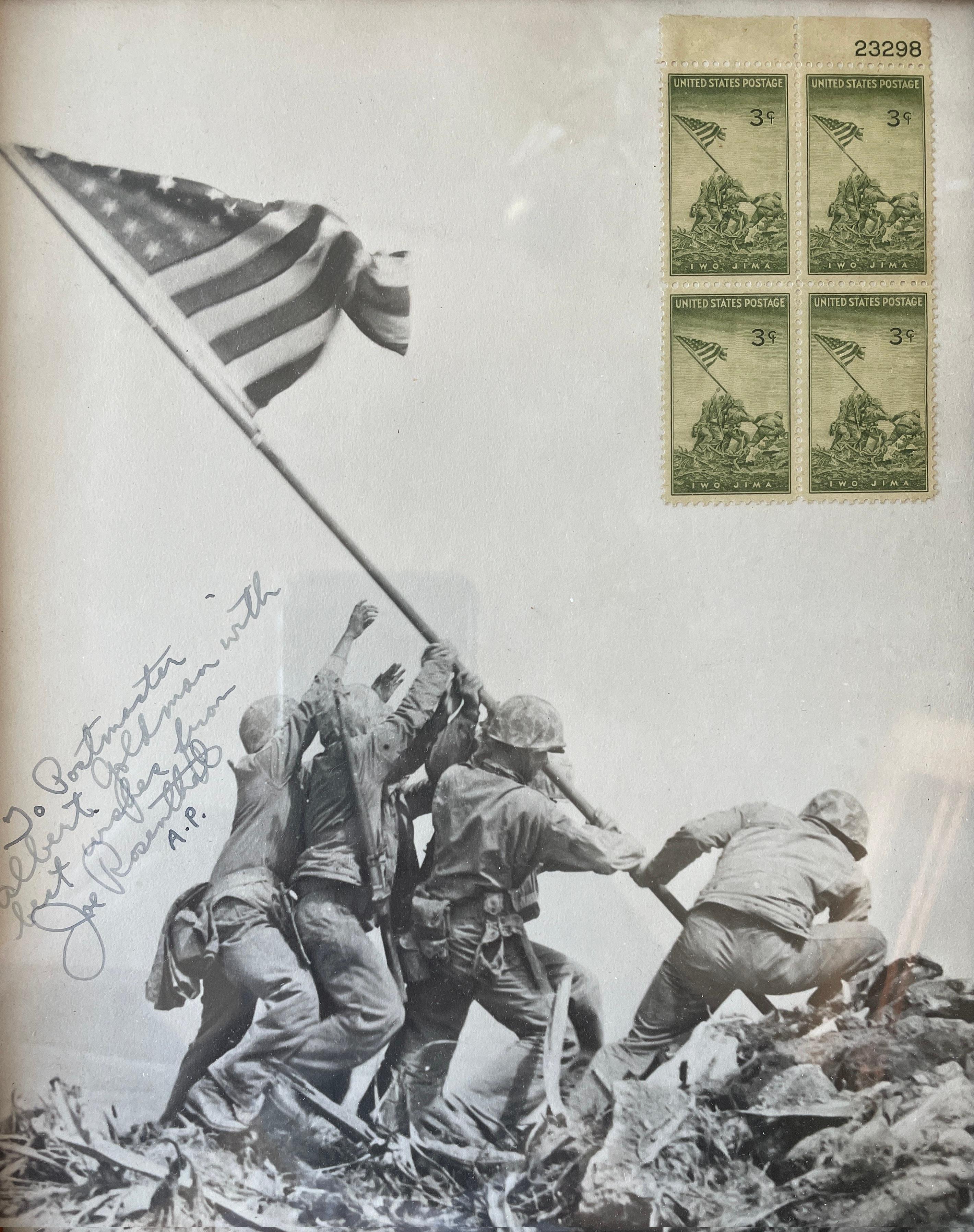 Figurative Photograph Joe Rosenthal - Drapeau signé élevé à Iwo Jima, 1945