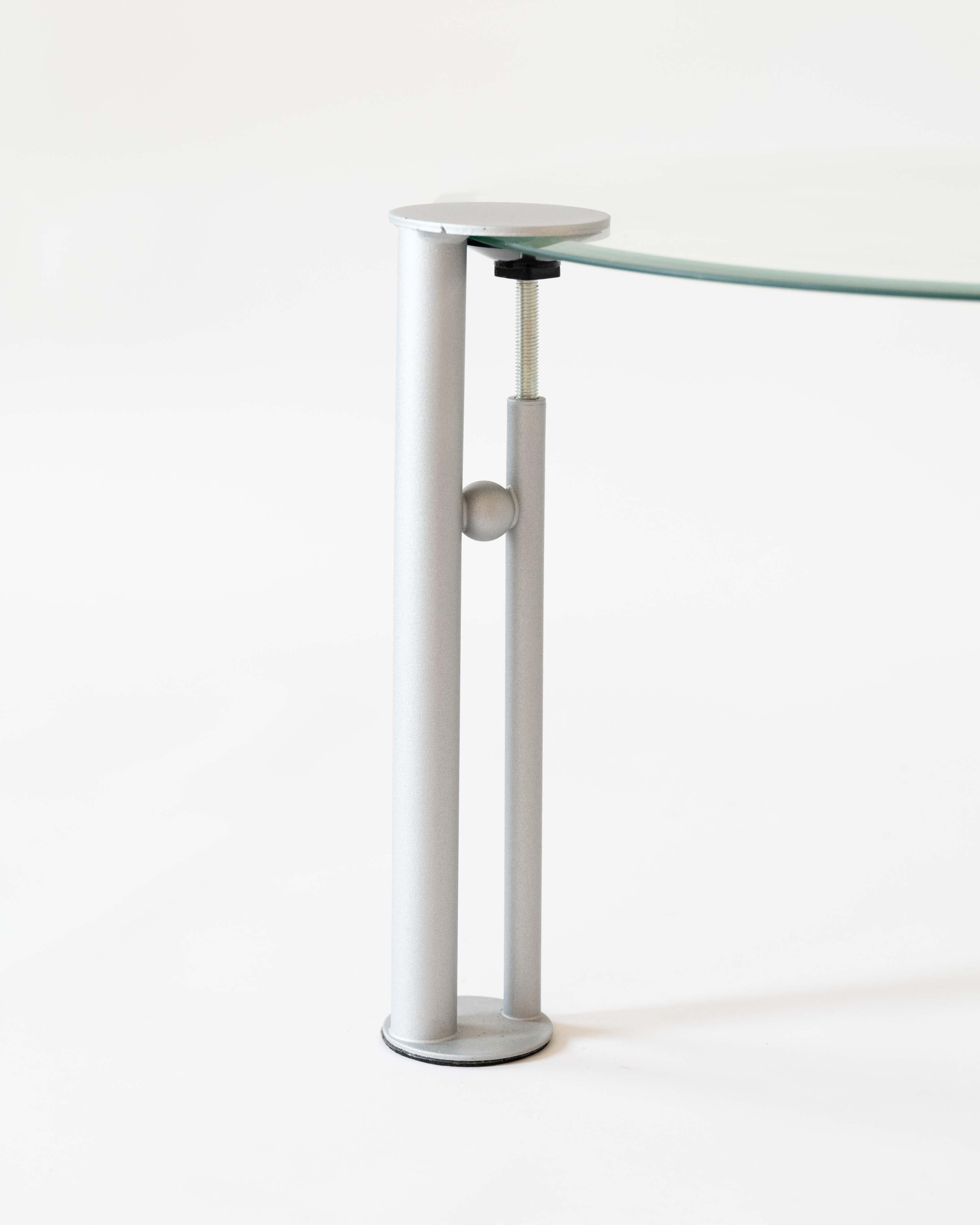 Diseñada por Philippe Starck en 1982, la mesa de centro Joe Ship es un sorprendente ejemplo de diseño posmoderno. Su característica distintiva es el innovador sistema de patas: tres patas tubulares de metal, cada una dividida en dos partes, están