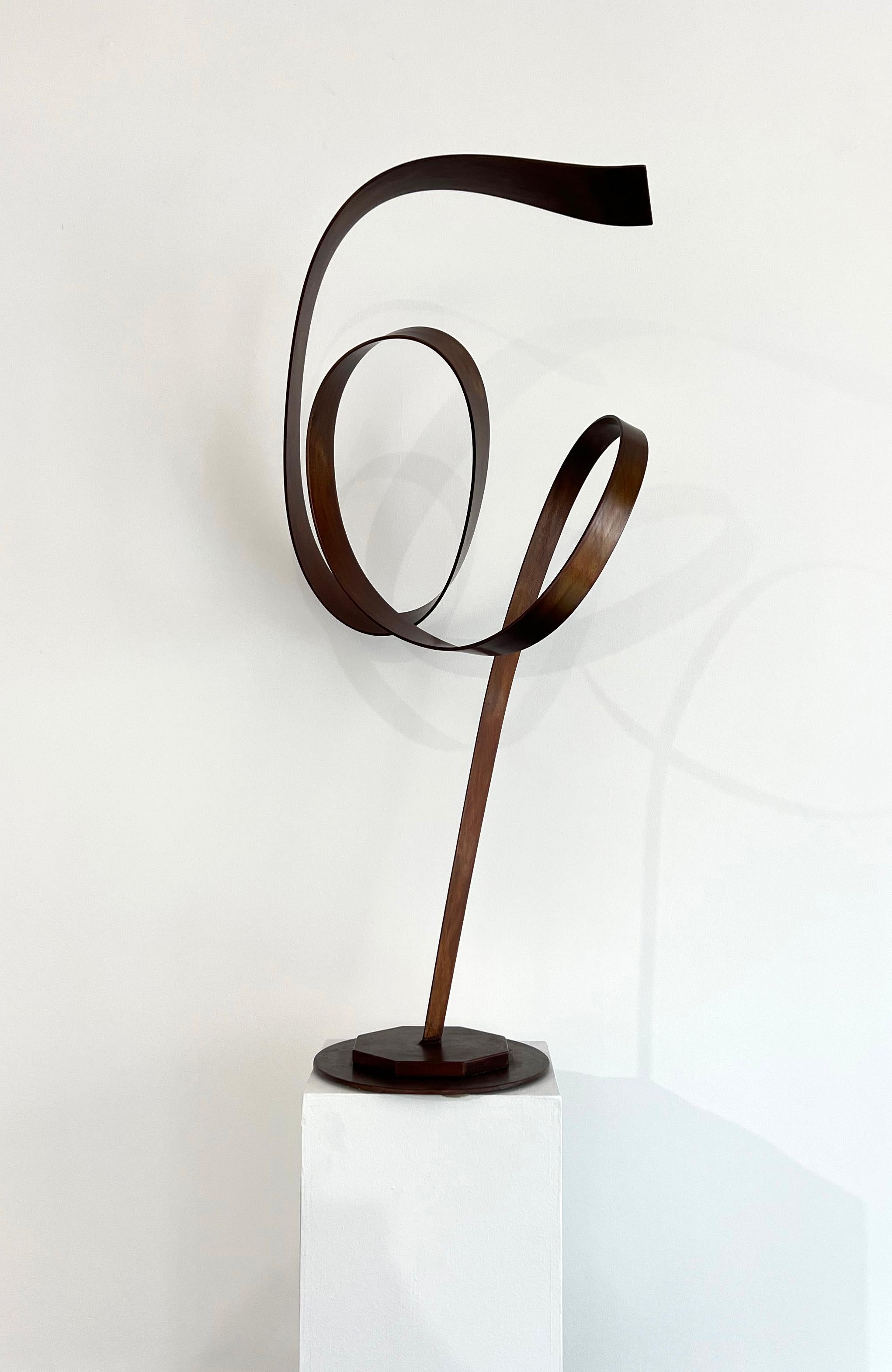 Sculpture abstraite en acier « Light as a Feather » (La lumière comme une plume) - Gris Abstract Sculpture par Joe Sorge