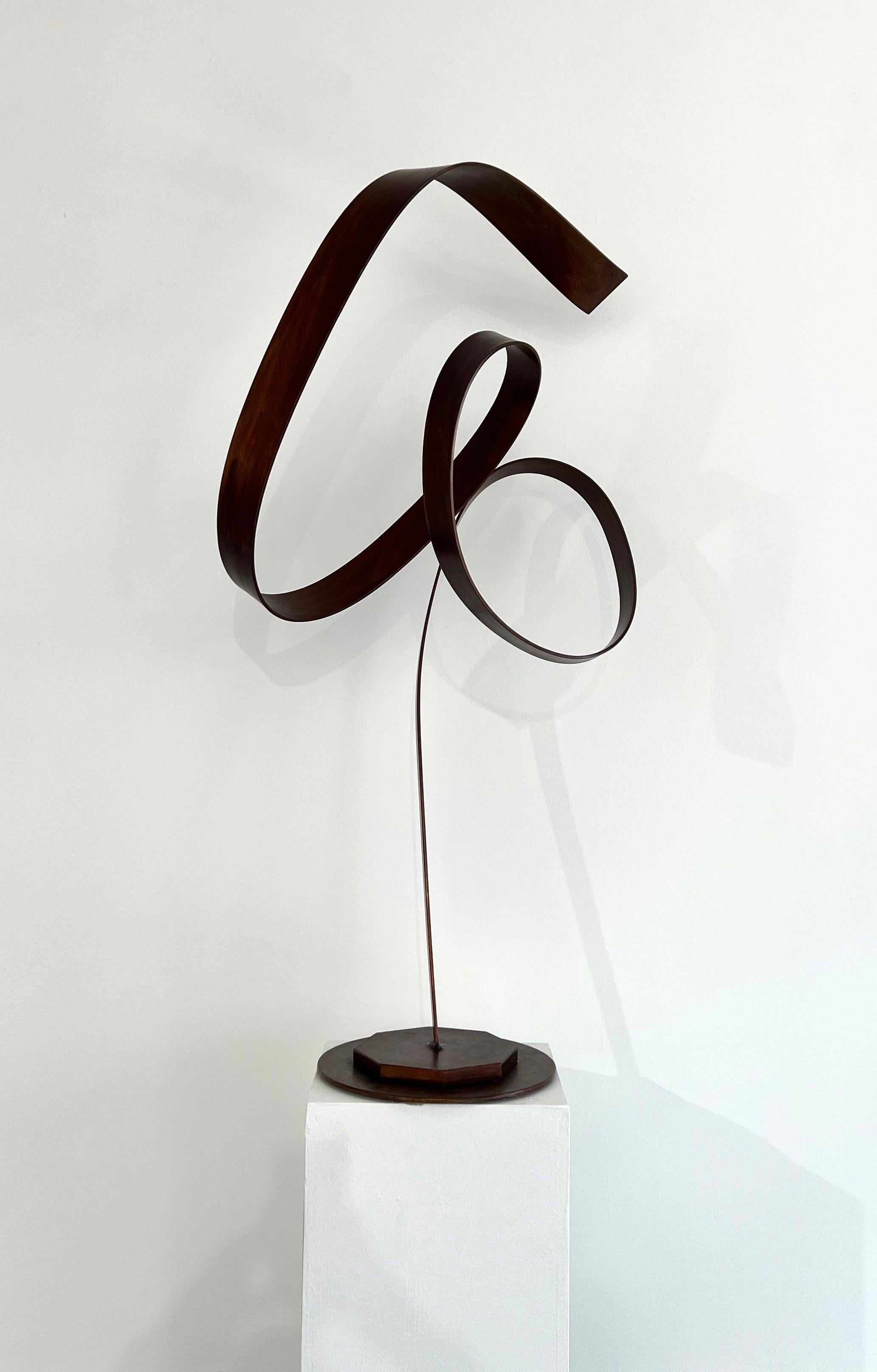 Sculpture abstraite en acier « Light as a Feather » (La lumière comme une plume)
