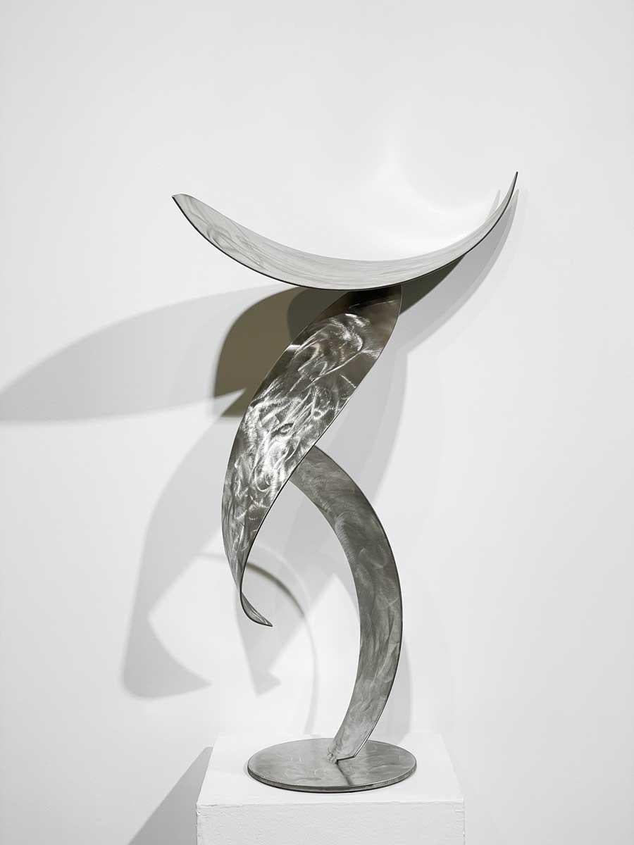 Abstrakte Edelstahlskulptur „Sailing Off“, „Sailing Off“ – Sculpture von Joe Sorge