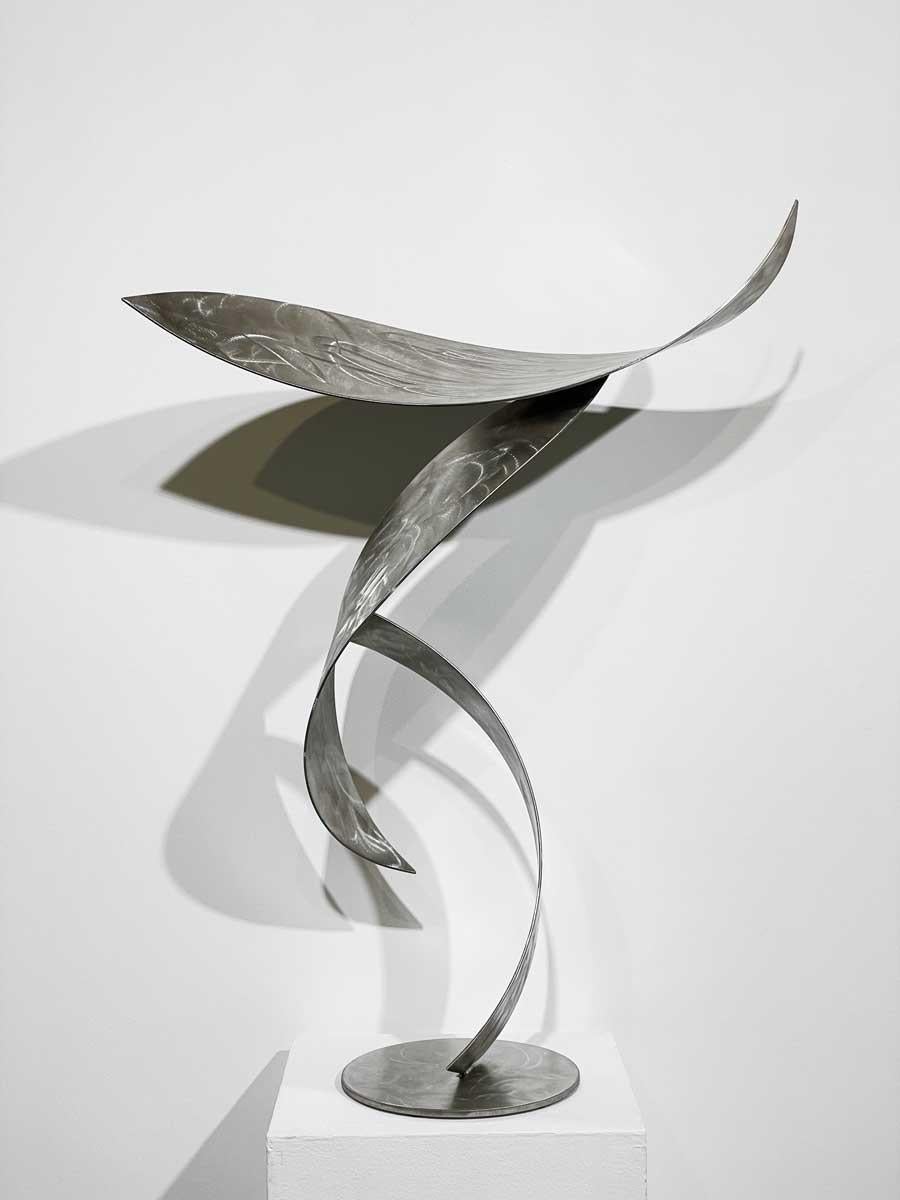 Joe Sorge Abstract Sculpture – Abstrakte Edelstahlskulptur „Sailing Off“, „Sailing Off“
