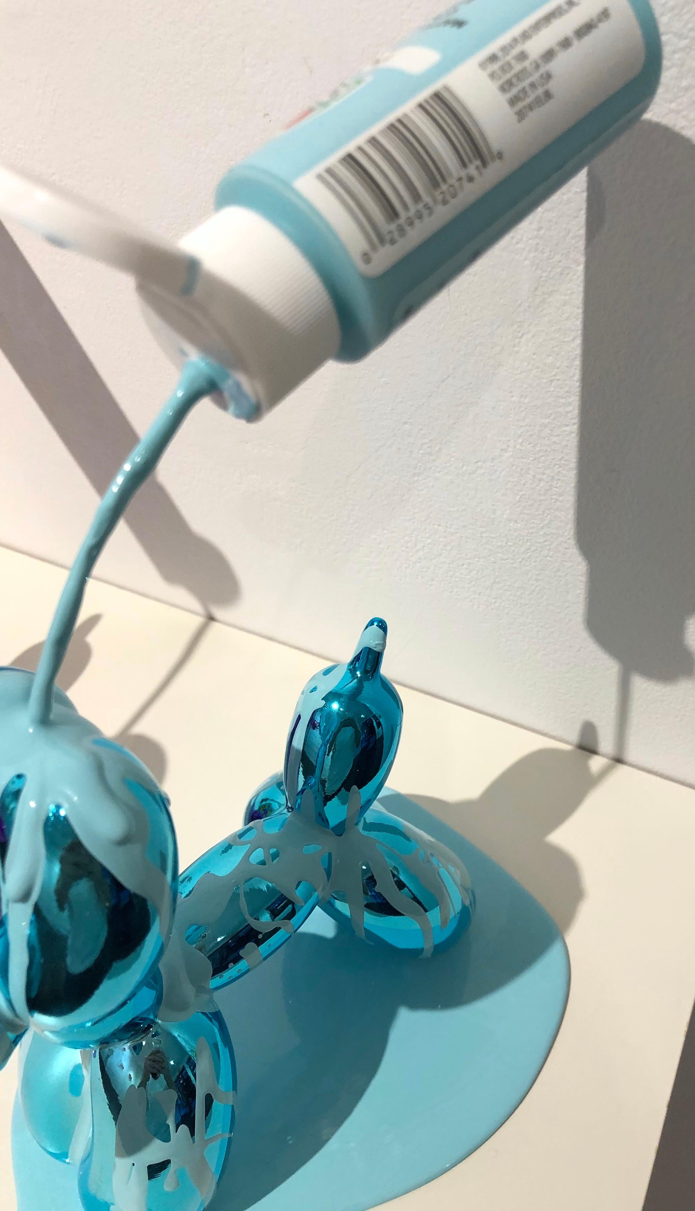 Happy Accident - Koons Mini Balloon dog sarcelle - Contemporain Mixed Media Art par Joe Suzuki