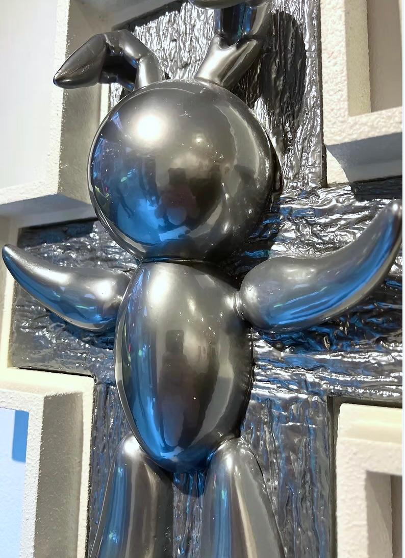 Scultura da parete pop art contemporanea in resina Happy Accident Koons in argento - Sculpture di Joe Suzuki