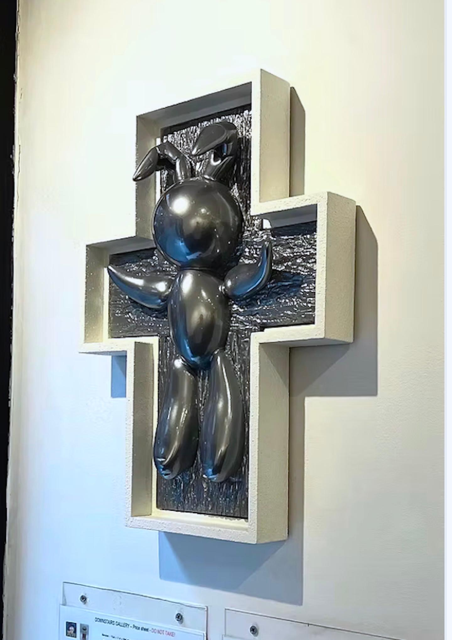 Scultura da parete pop art contemporanea in resina Happy Accident Koons in argento - Sculpture Pop Art di Joe Suzuki