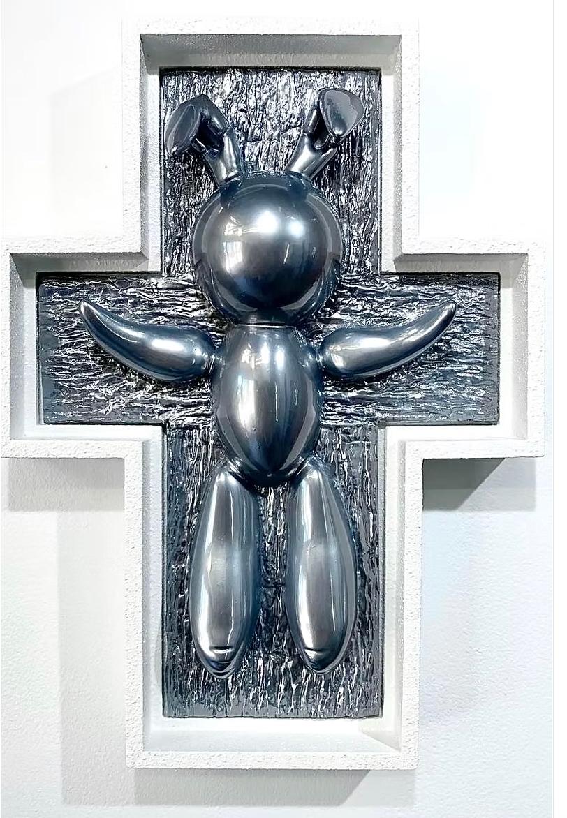 Figurative Sculpture di Joe Suzuki - Scultura da parete pop art contemporanea in resina Happy Accident Koons in argento