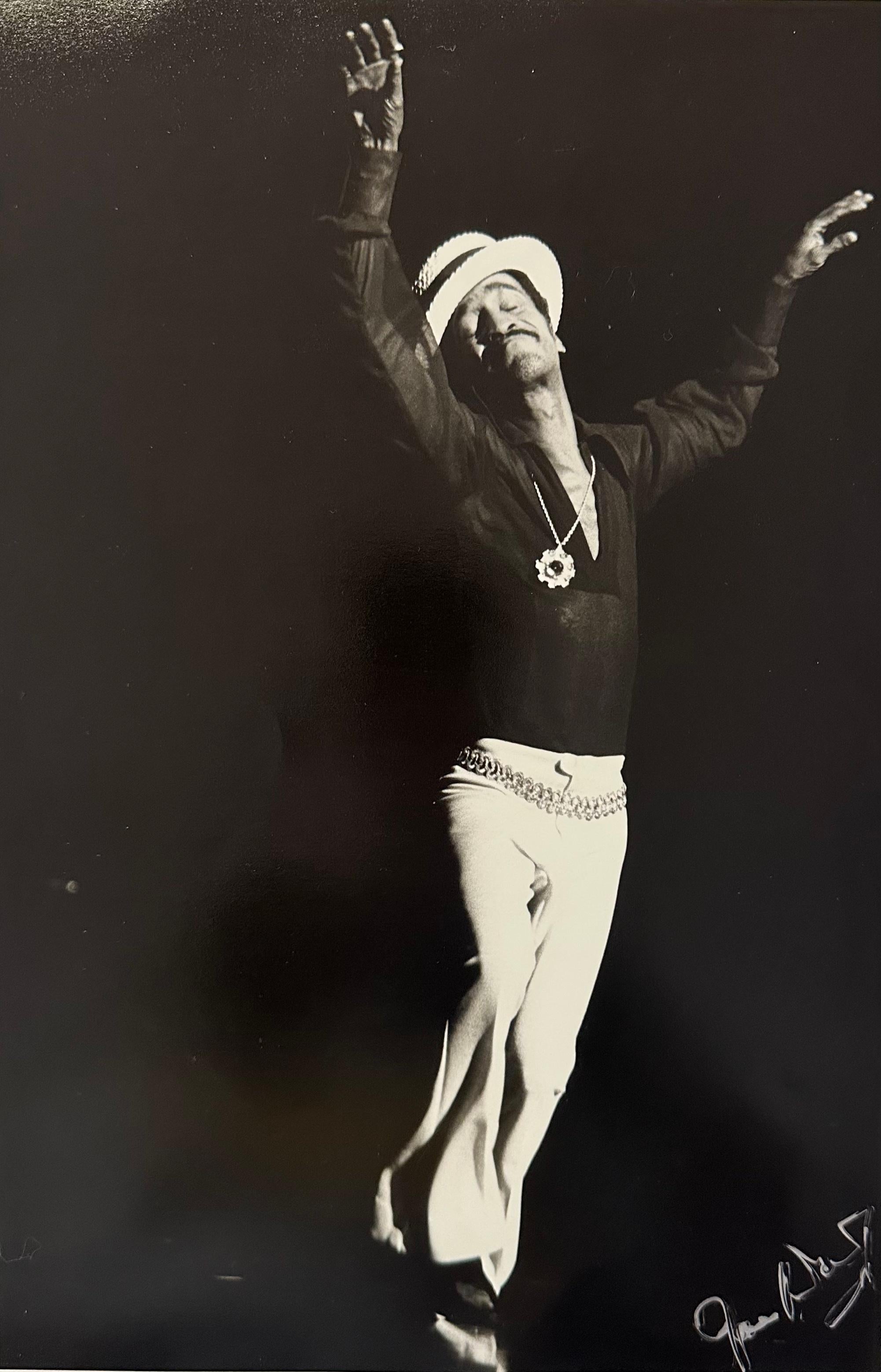 Sammy Davis Jr., original photograph from the original negative, hand signed - Photograph by Joe Waldorf