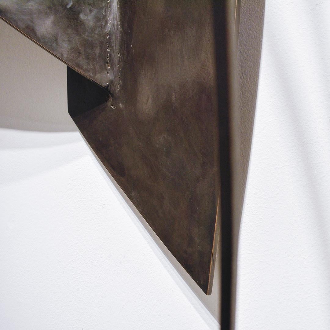 Scultura da parete astratta e minimalista tridimensionale in metallo ossidato scuro 
