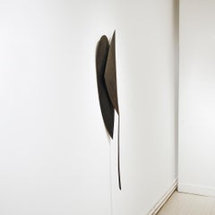 La coscienza in agguato: Scultura astratta da parete in ottone ossidato