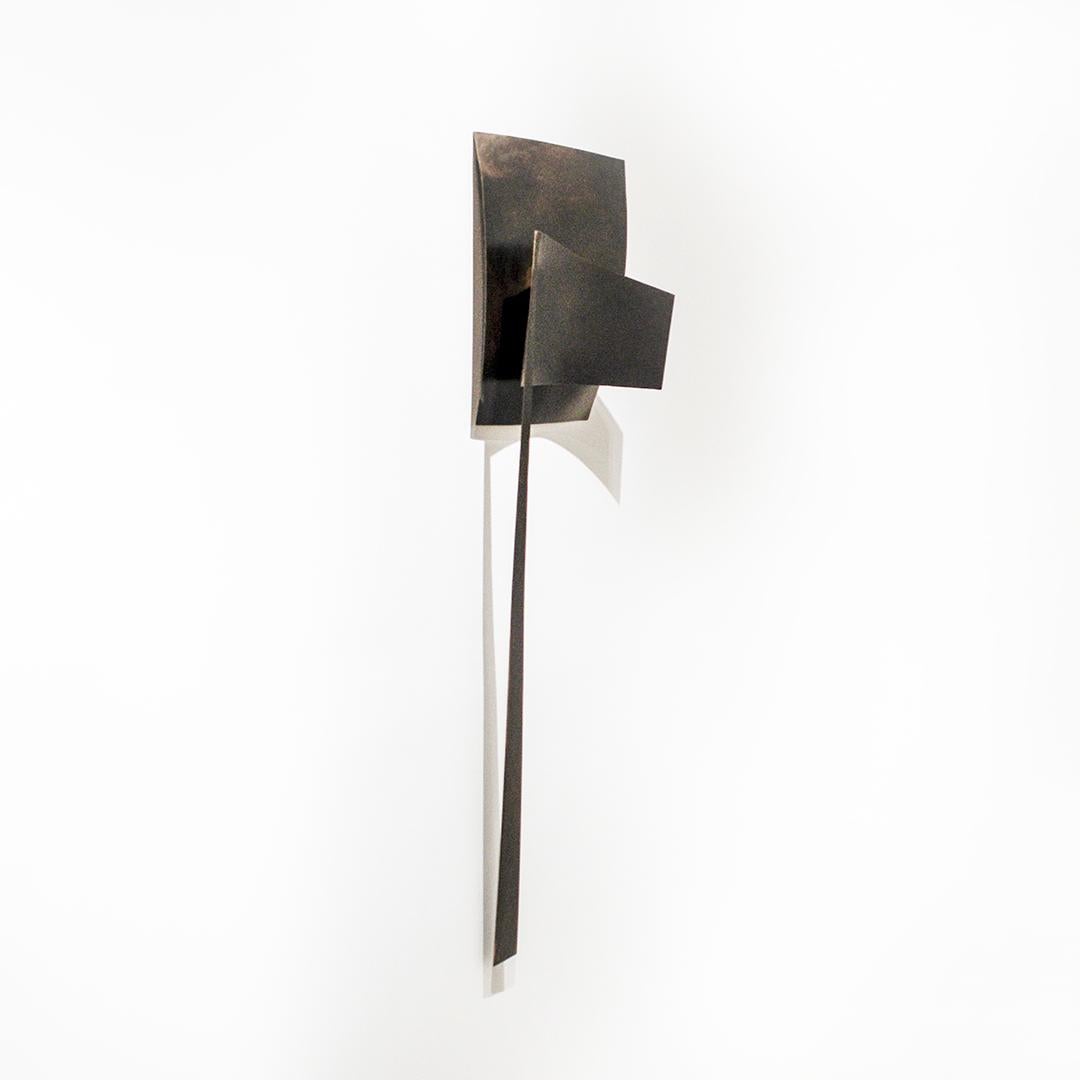 Esperaré Aquí... ¿Guay? Escultura mural abstracta contemporánea de acero oxidado - Sculpture Contemporáneo de Joe Wheaton