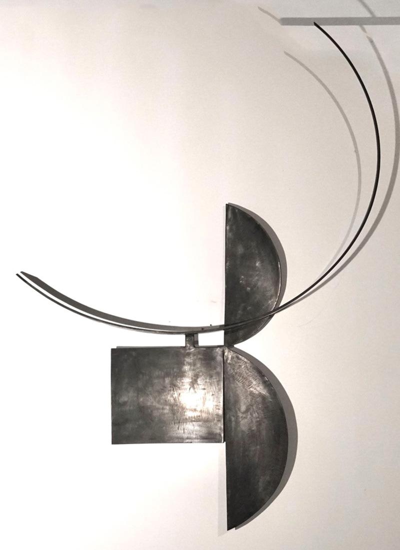Joe Wheaton Abstract Sculpture – Kabuki-Serie: „Distraction Came as Dawn“ (Minimale Wandskulptur aus oxidiertem Stahl)