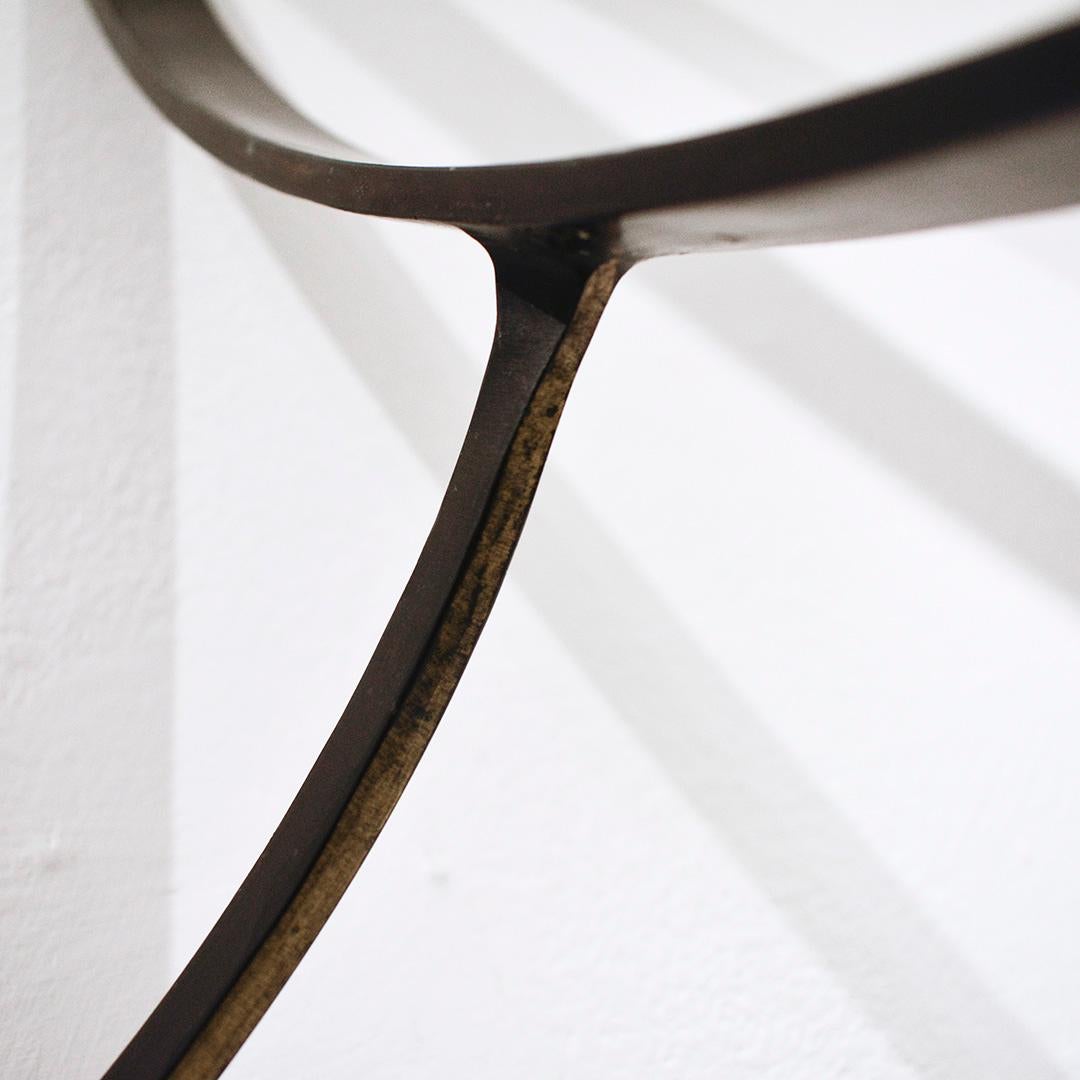 La scultura astratta minimalista tridimensionale in metallo scuro è in ottone ossidato
My Shadow Always Watched, creato da Joe Wheaton nel 2019
24 pollici di altezza x 64 pollici di larghezza x 22 pollici di profondità 
La scultura da parete è