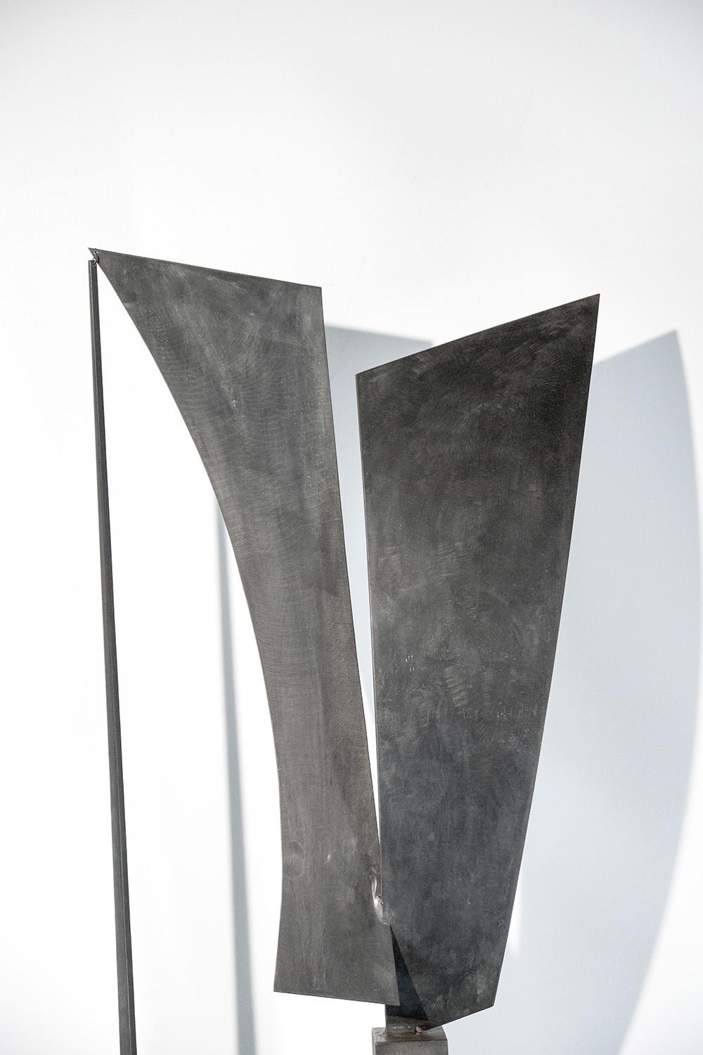 Mi sombra siempre iba por delante de mí: Escultura abstracta contemporánea de mesa oxidada - Sculpture Contemporáneo de Joe Wheaton