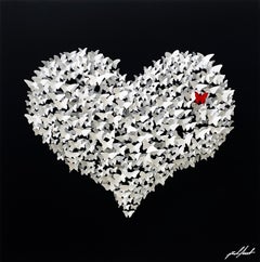 Flying Love – fliegende Liebe – Schwarz mit weißen Schmetterlingen, Wandskulptur aus Metall in Mischtechnik