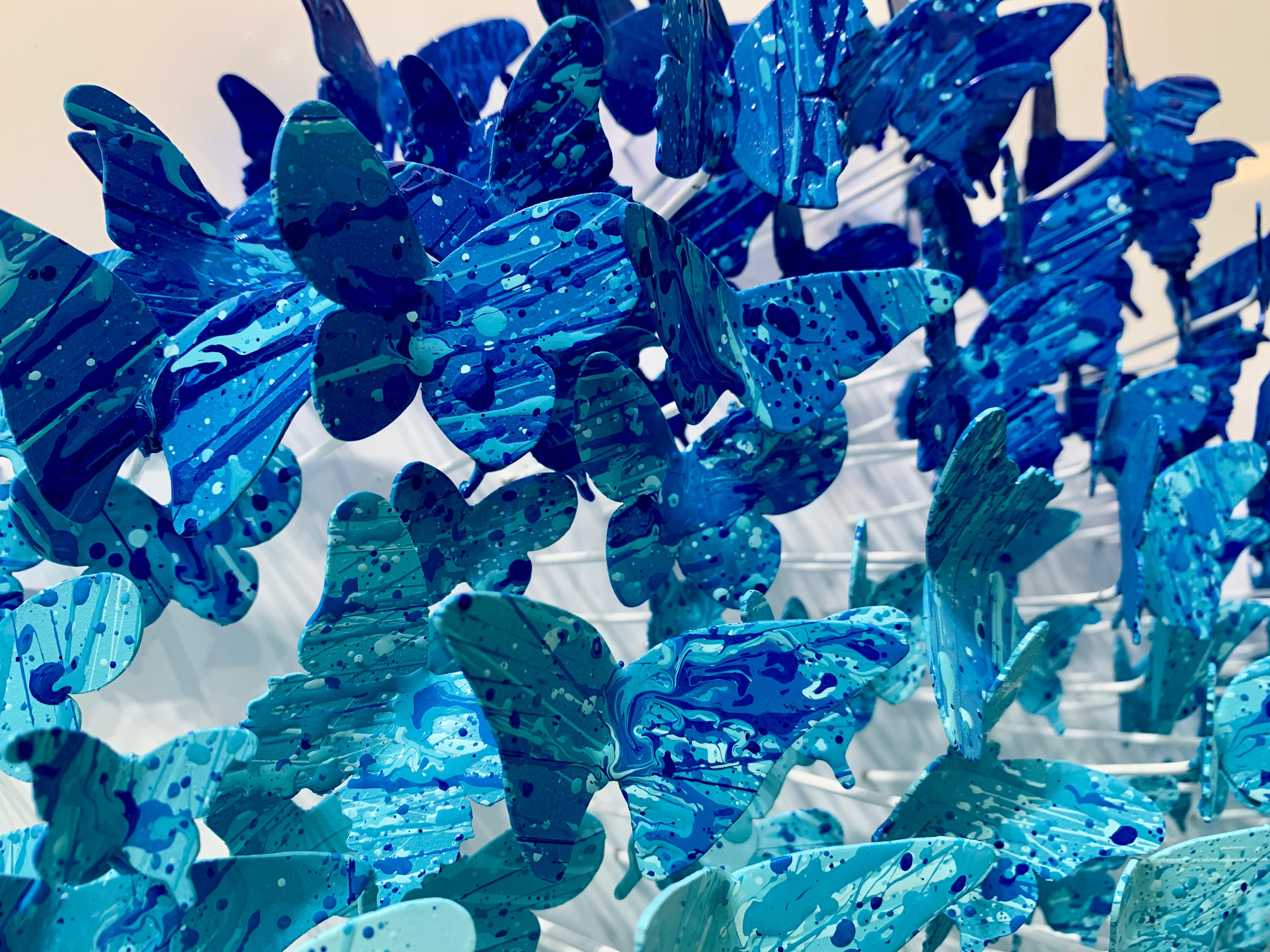 Amor volador (azul), Escultura de pared de metal de técnica mixta en venta 3