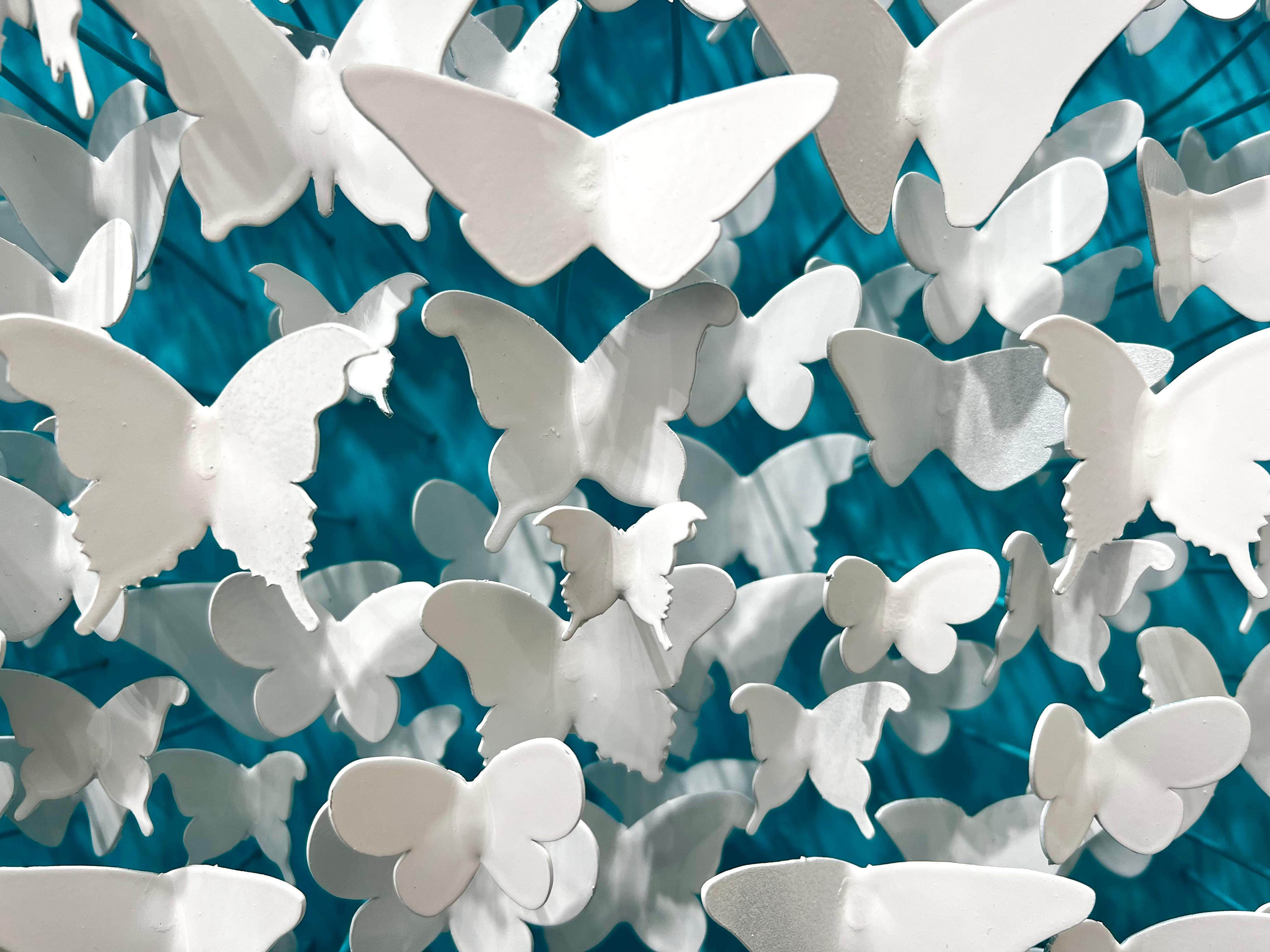 Flying Love - colores del cielo azul'' es una escultura mural única de metal pintado a mano sobre panel de madera de Joel Amit. La obra se entrega con un certificado de autenticidad y un libro de artista. Esta pieza está firmada y viene lista para