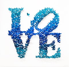 L O V E - azul, Escultura de pared de metal de técnica mixta