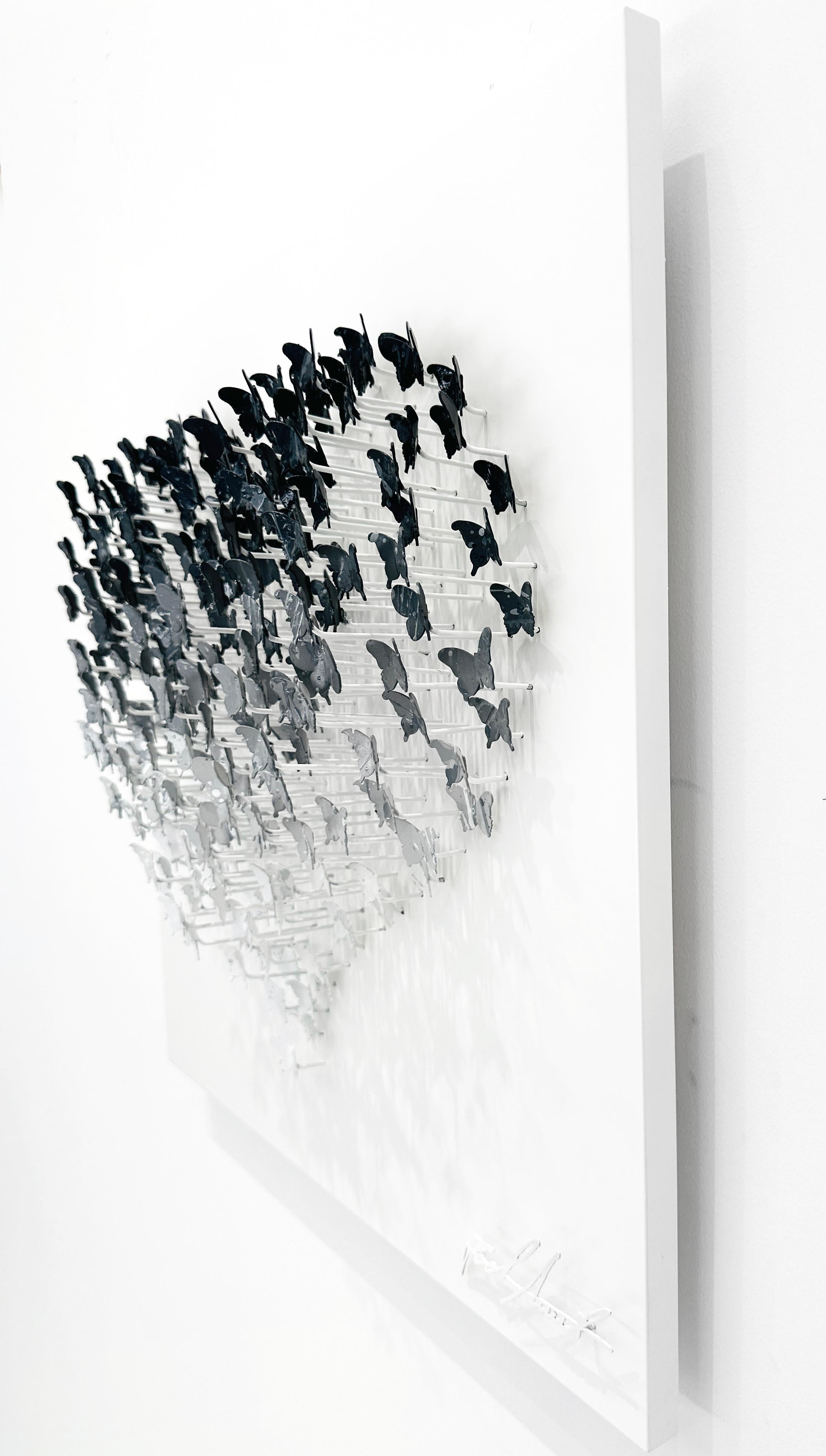 Amor Volador, Escultura de Pared de Metal de Técnica Mixta en venta 2