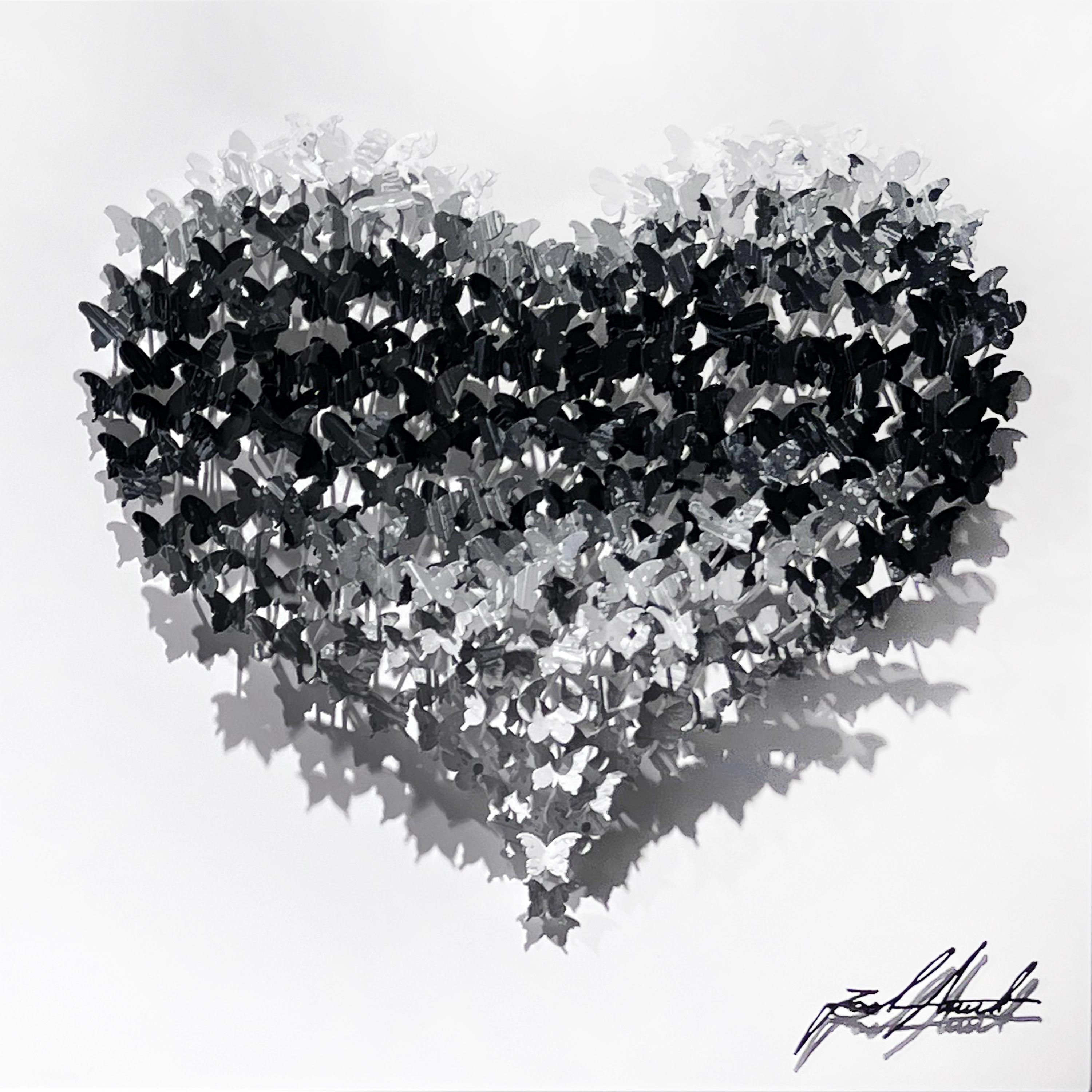 Amor volador (blanco/gris), Escultura de pared de metal mixto - Mixed Media Art de Joel Amit