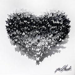 Fliegende Liebe (Weiß/Grau), Wandskulptur aus Metall in Mischtechnik