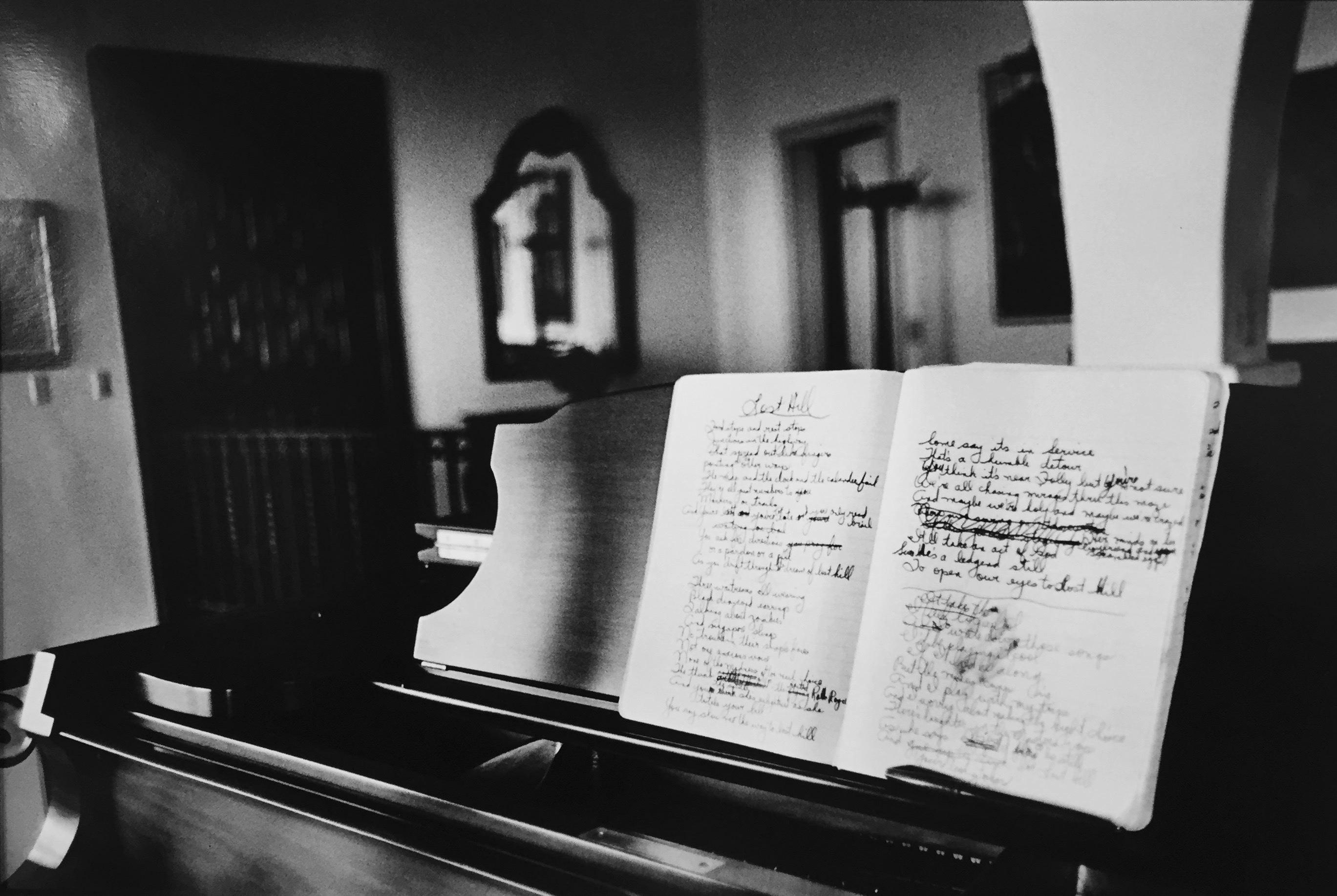 Black and White Photograph di Joel Bernstein - "Lose Hill" di Joni Mitchell, A casa sulle colline di Hollywood, 1972