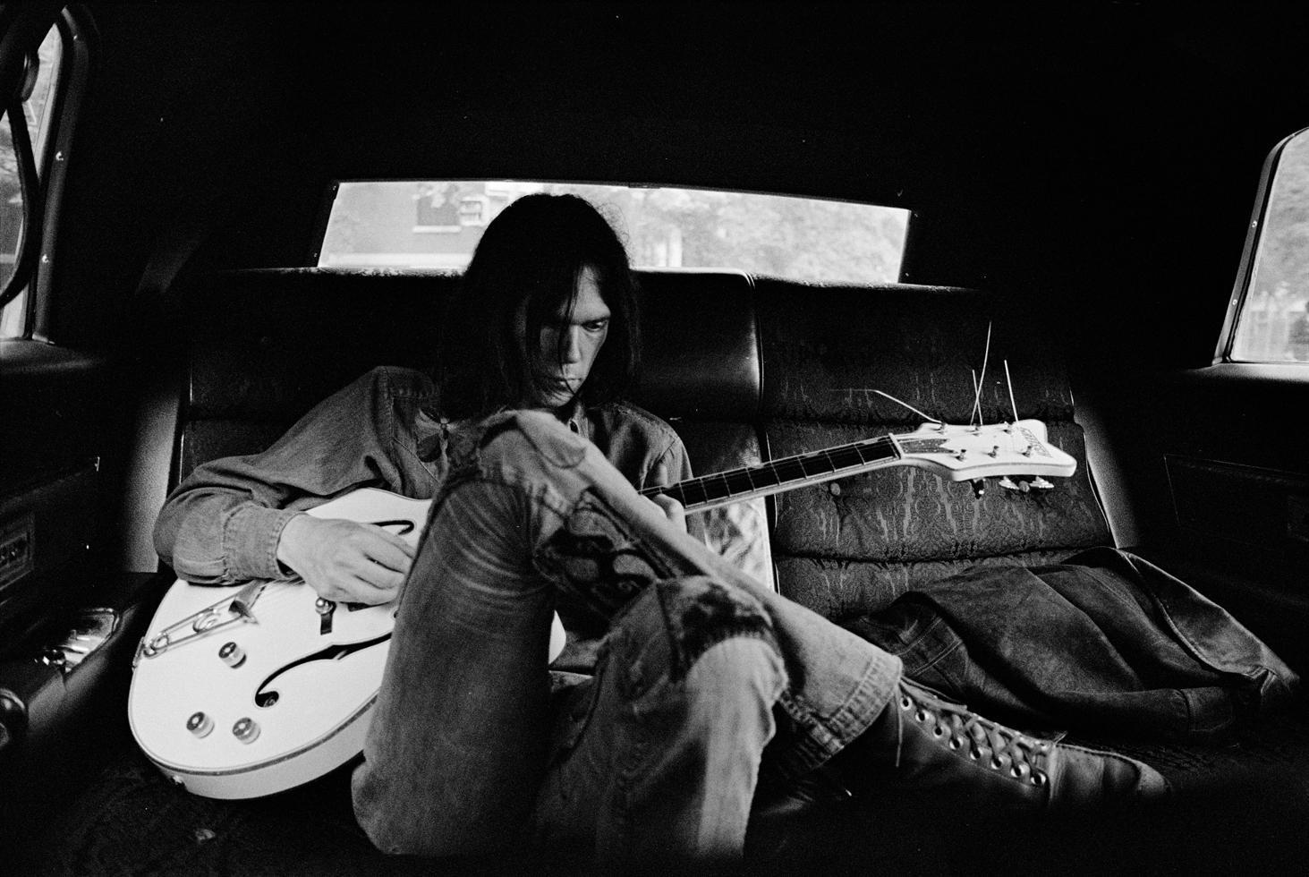 Joel Bernstein Black and White Photograph – Neil Young, Rückenlehne aus Limo 30x40