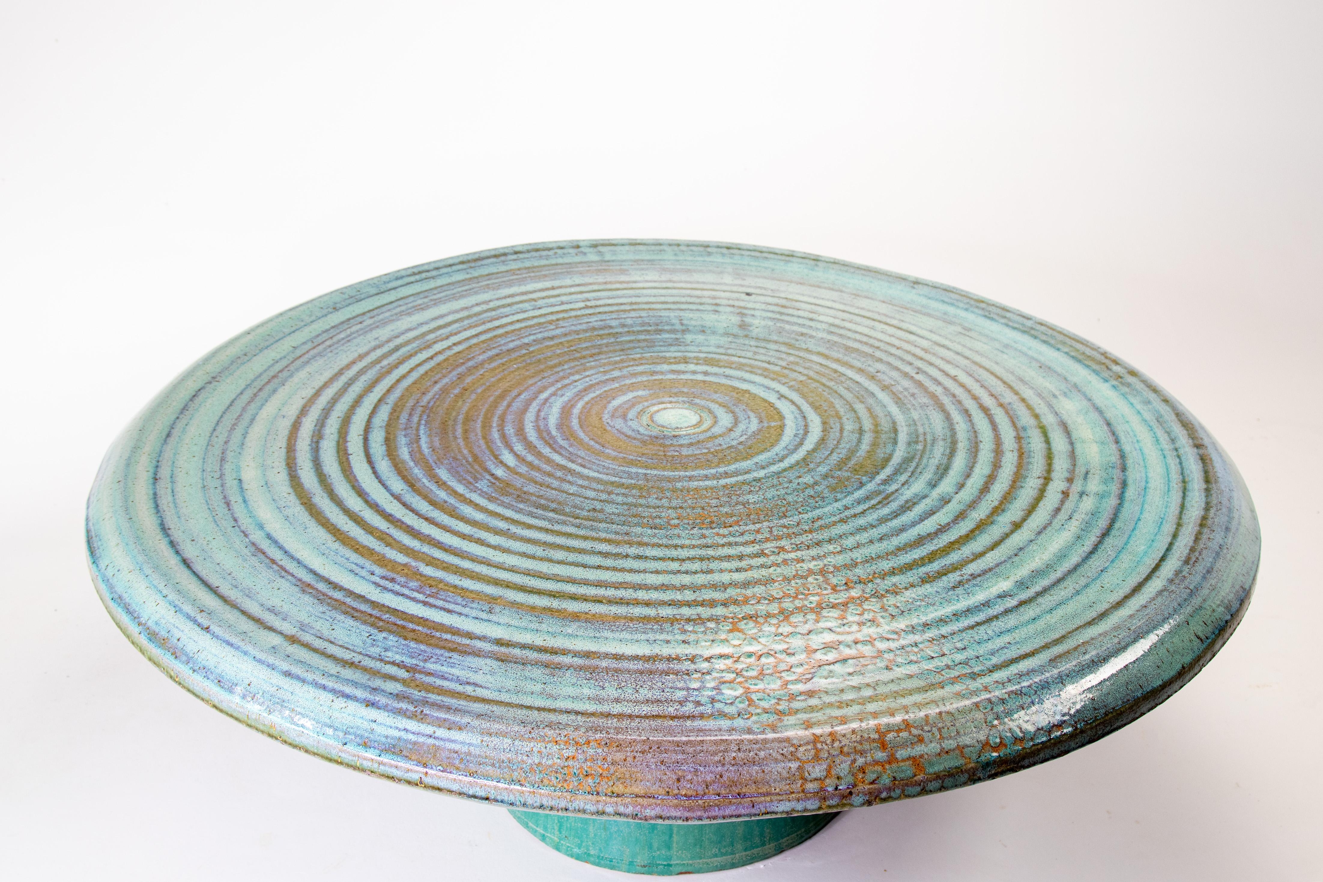 Ein monumentaler Couchtisch aus Keramik von Joel Cottet, einem Keramiker aus Portland Oregan. Joel Cottet experimentierte in den 70er Jahren mit dem Brennen großformatiger Keramik und war einer der ersten, dem es gelang, Stücke in Möbelgröße aus
