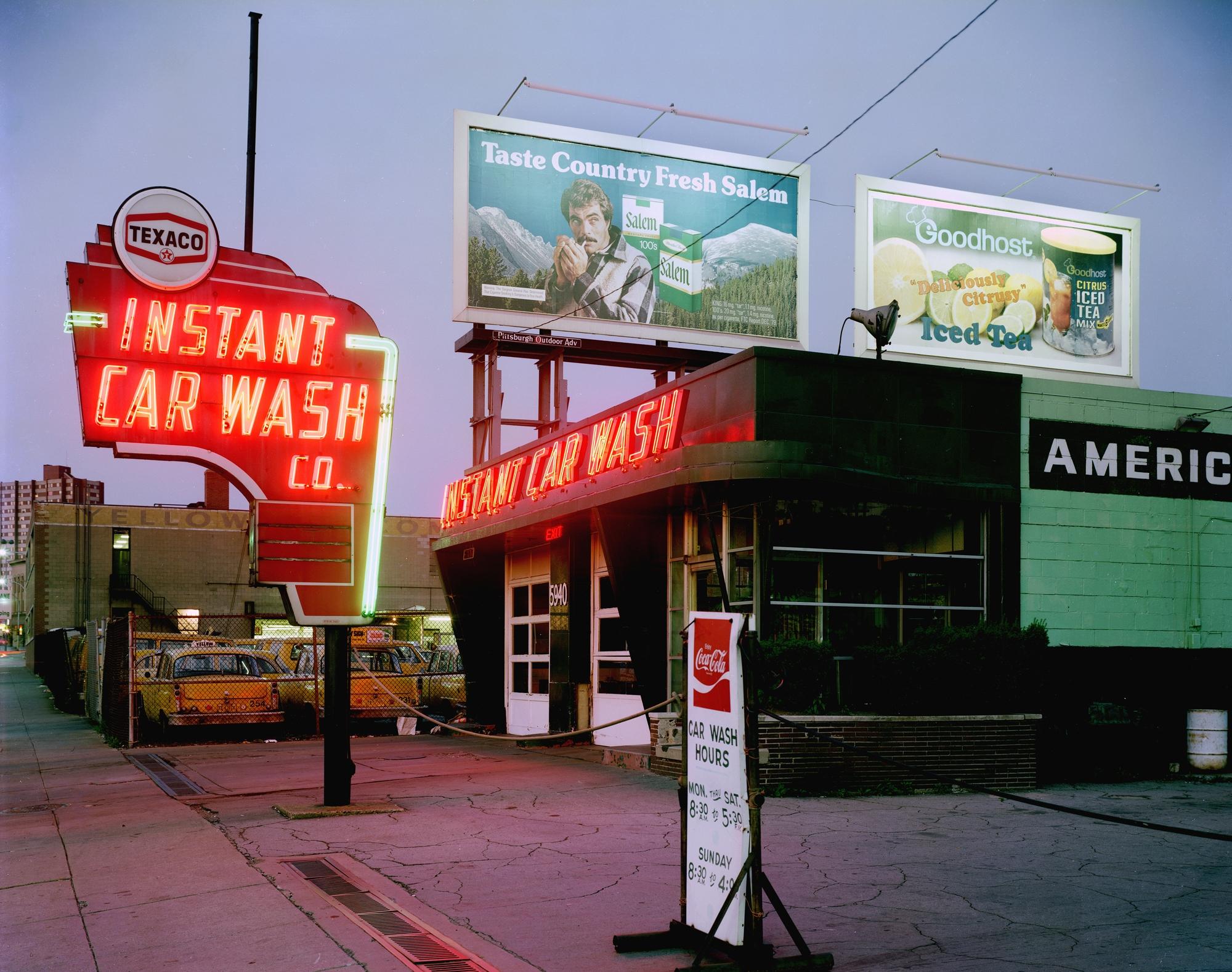 Color Photograph di Joel Degrand - Autolavaggio istantaneo, Pittsburgh, PA, Fotografia, Archival Ink Jet