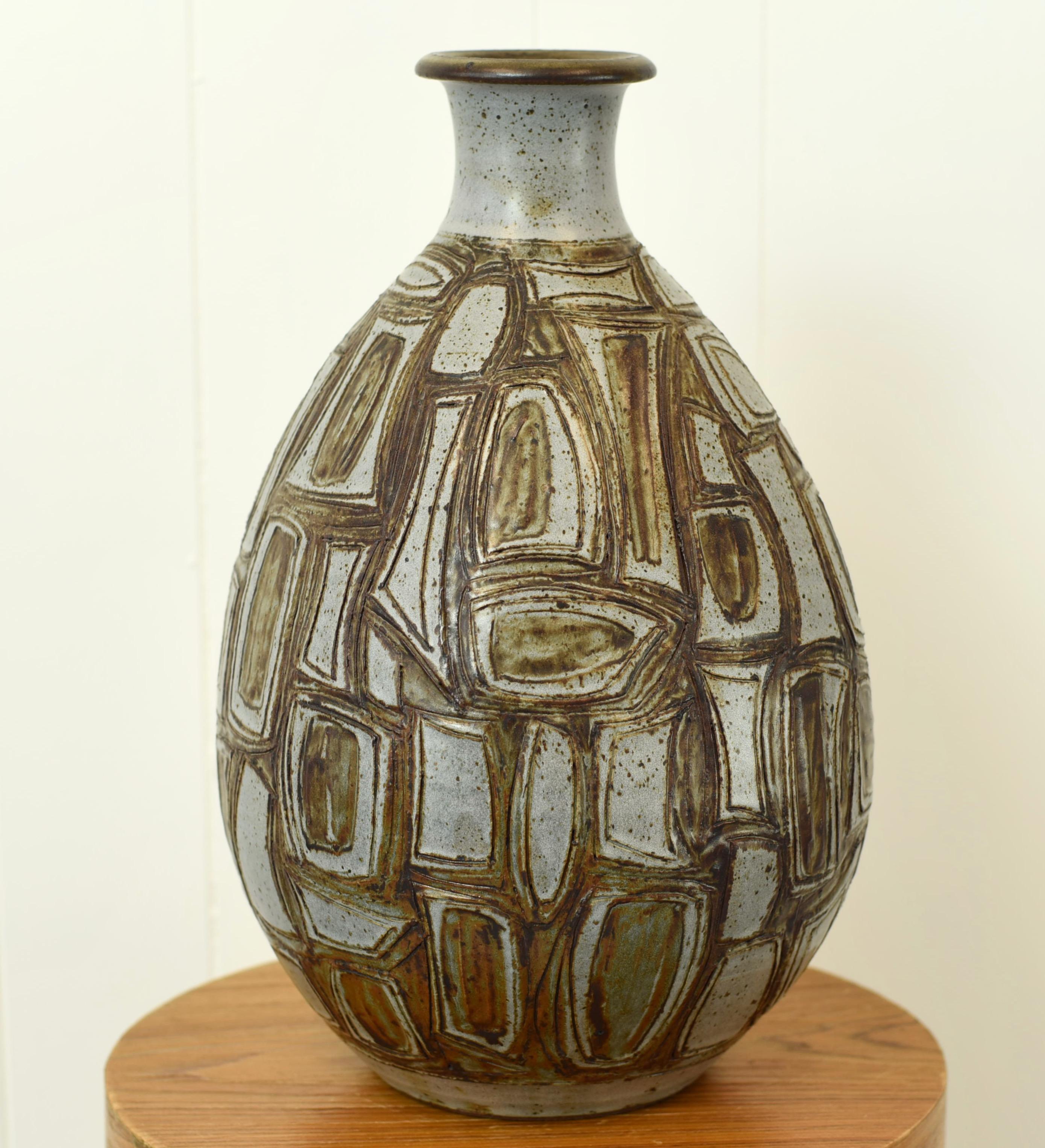 Joel Edwards (1923-2007) California Signed Studio Pottery Large Scale Vase  For Sale 4