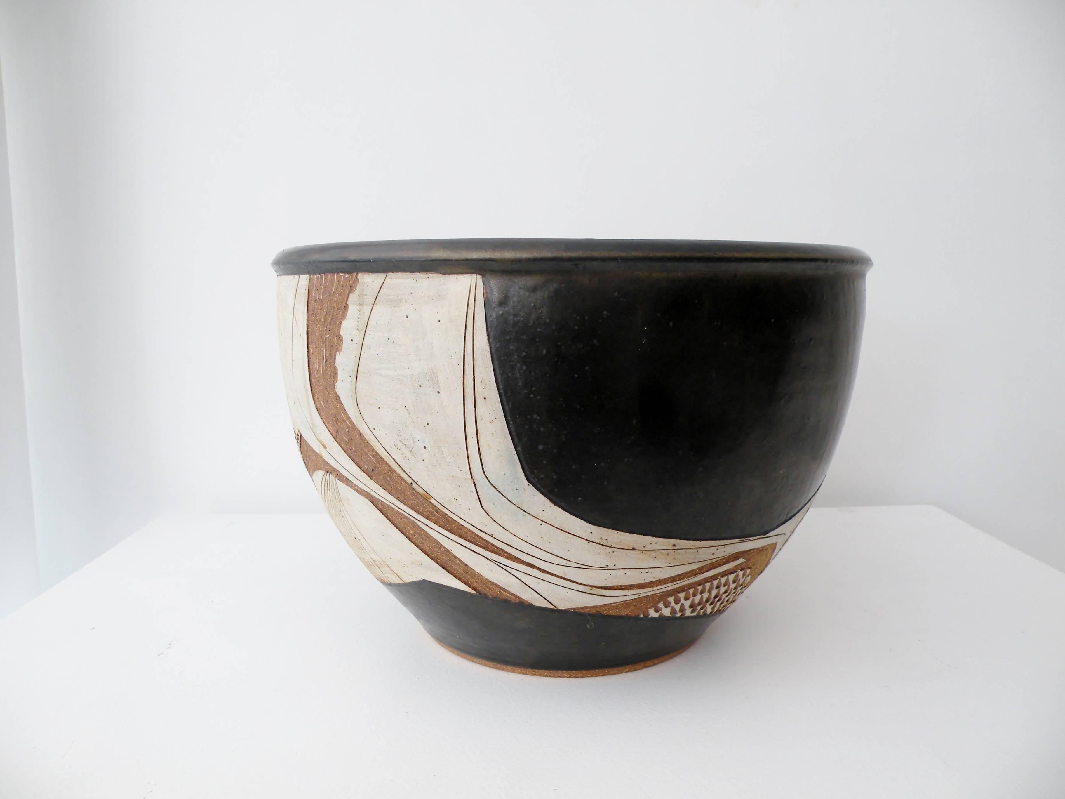Large modernist ceramic bowl with an abstract carved sgraffito decoration by renowned California studio craft artisan Joel Edwards. Measures: Approx 14.25
