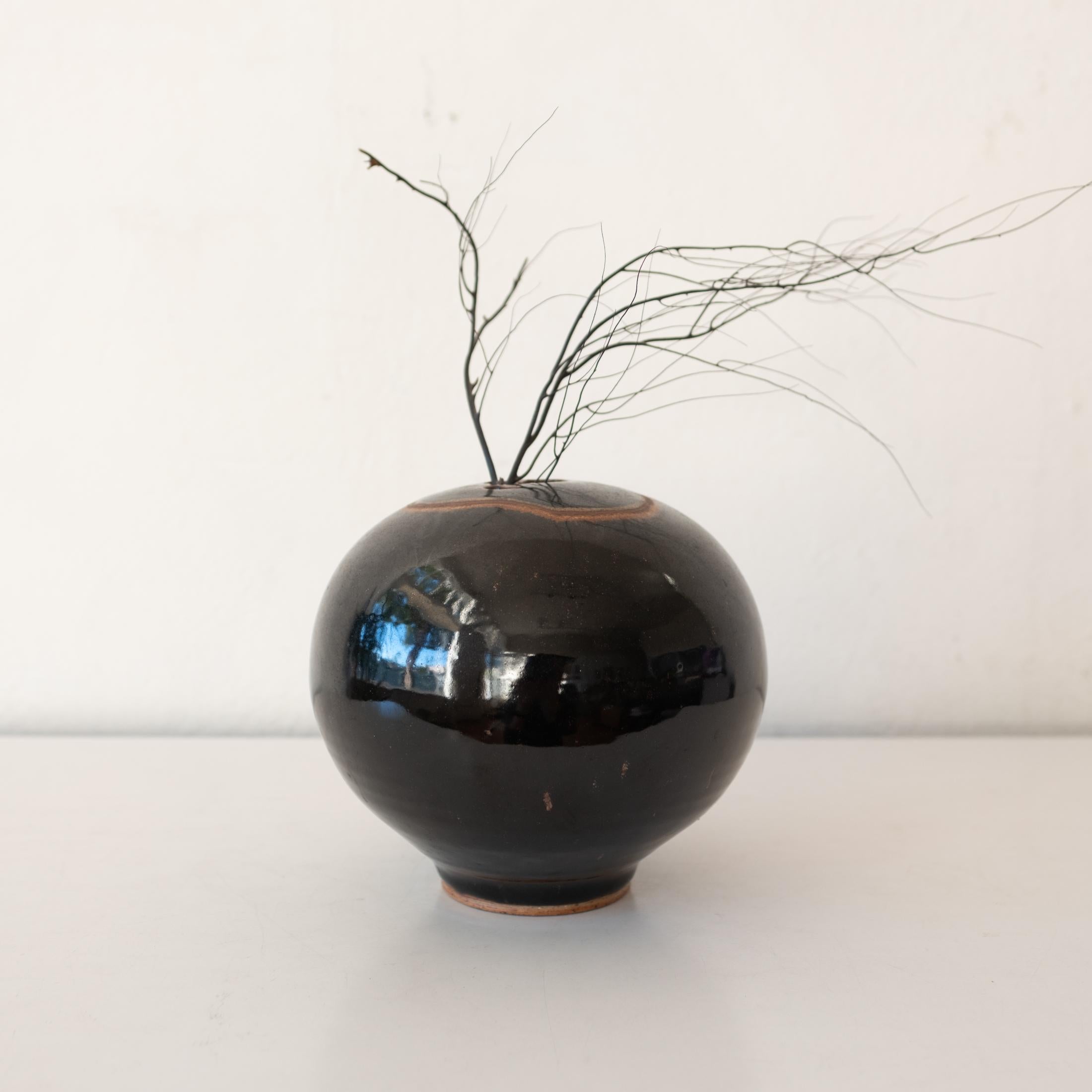 Jarrón de gres con decoración de cera resistente, obra del artista californiano Joel Edwards. 1960s

Joel Edwards. Los Angeles, CA. Estudió en el Instituto de Arte Otis con Peter Voulkos. Creador de la revista 