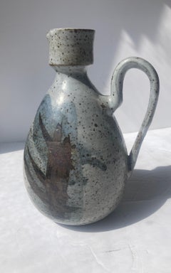 Pichet/carafe en poterie/céramique Joel Edwards, signé