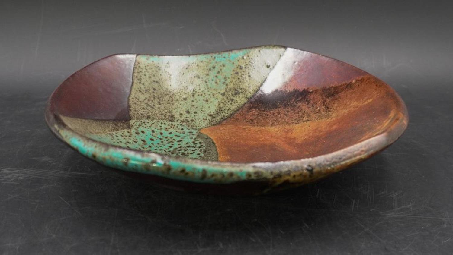 Joel Edwards Shallow Mid Century Abstract Pottery Bowl In Good Condition For Sale In Seguin, TX