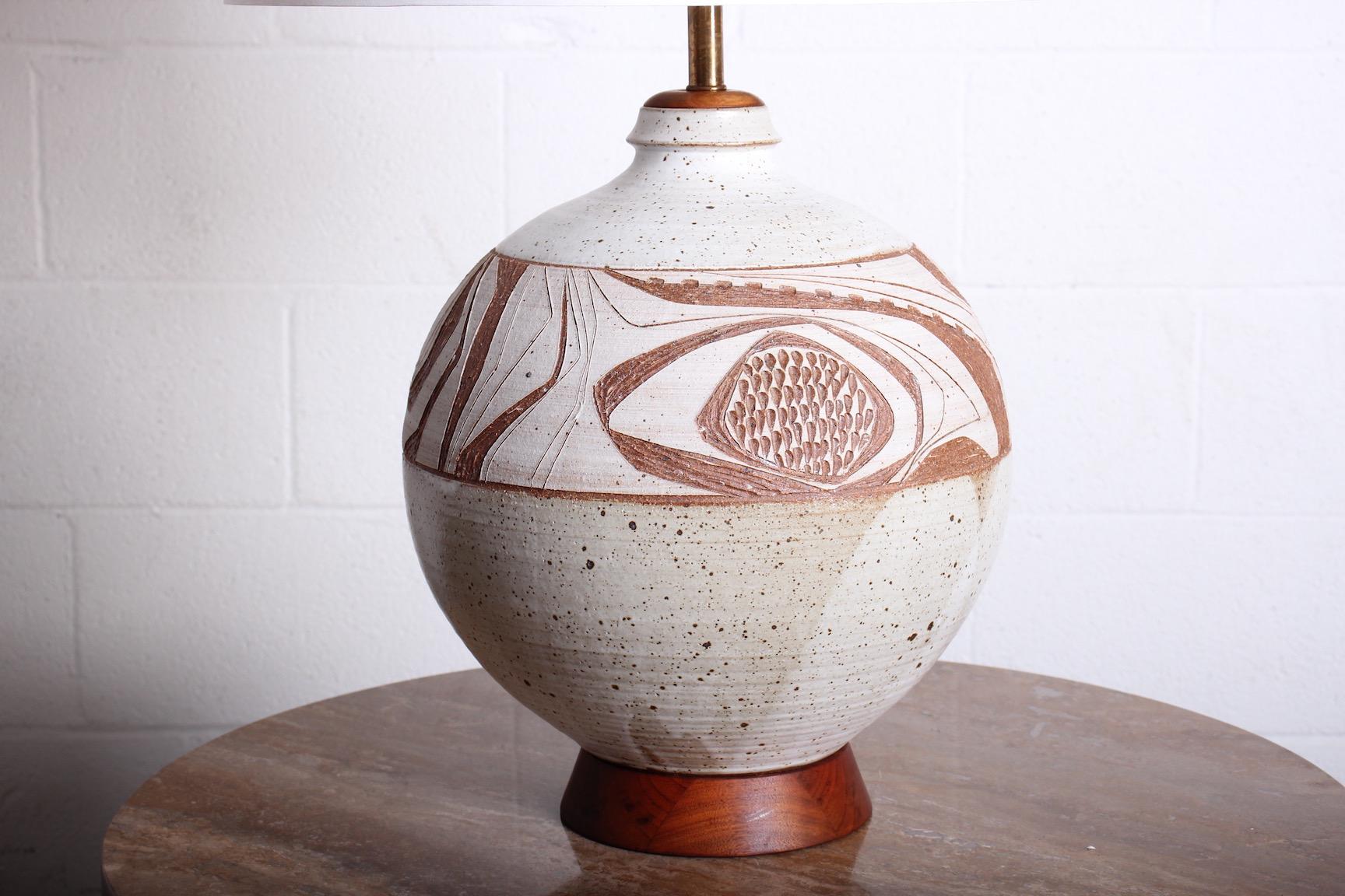 A large and impressive ceramic lamp by California craftsman Joel Edwards. 

Ceramic measures: 12