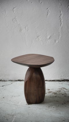 Solace 3 de Joel Escalona: Mesa auxiliar de madera maciza con tablero irregular