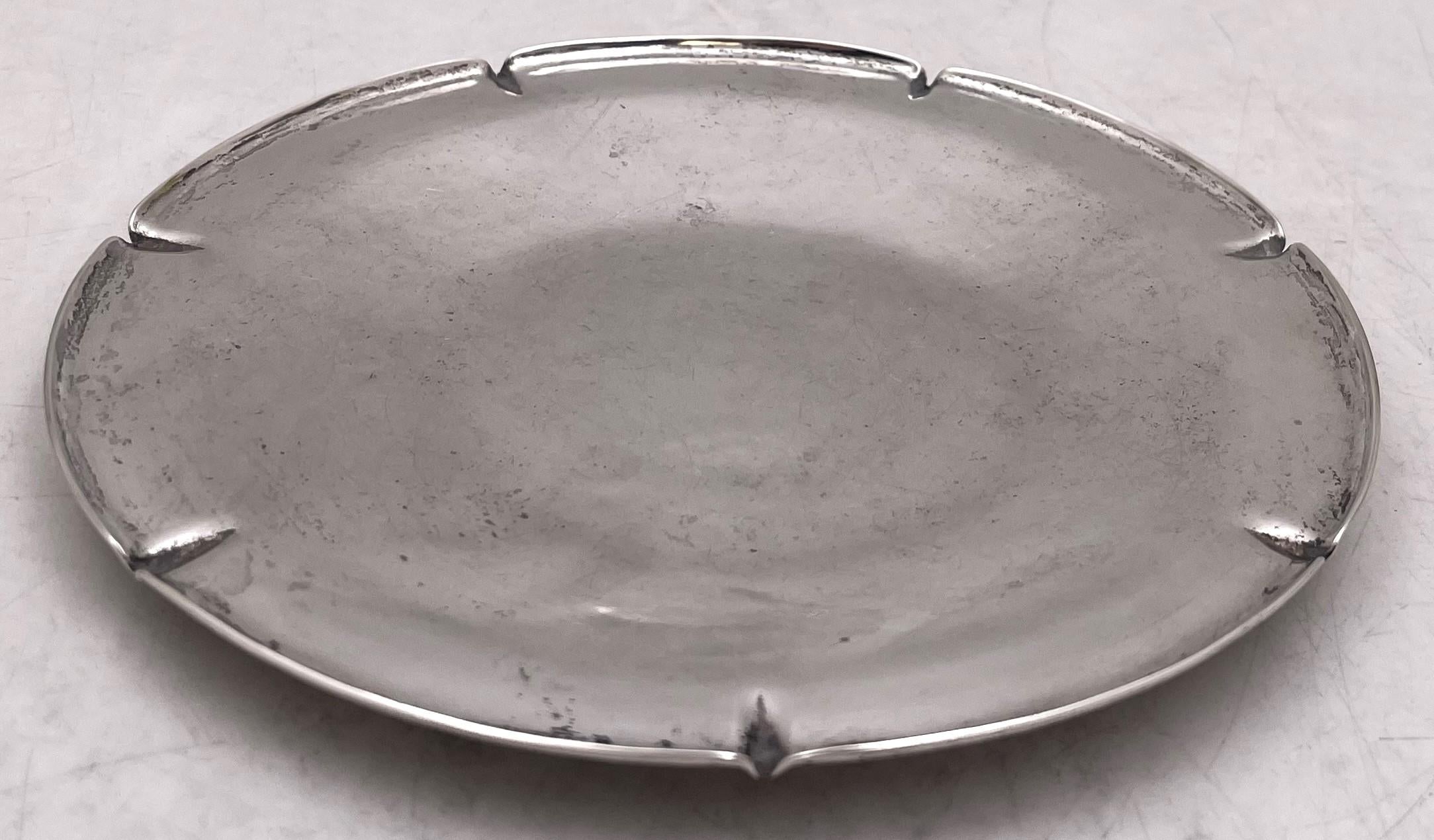 Plato para servir de plata de ley Joel F. Hewes, hecho y martillado a mano, de estilo Arts & Crafts. Mide 5 3/4'' de diámetro por 1/3'' de altura, pesa 6 onzas troy y lleva los sellos que se muestran. 

Joel F. Hewes (1869-1952) fue un platero