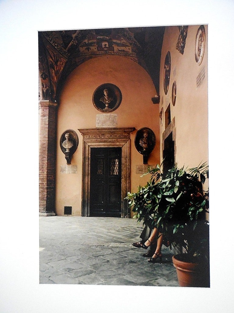 Tuscany, Couple, Siena 1996 - Modern Photograph by Joel Meyerowitz