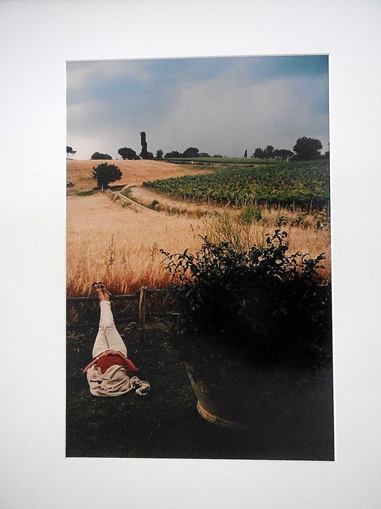 Toscane, Femme endormie, 1996 Grande photographie couleur d'époque C.C. signée - Photograph de Joel Meyerowitz