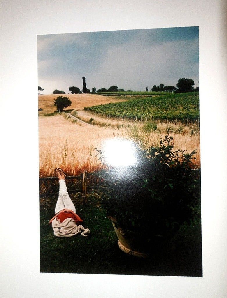 Toscane, Femme endormie, 1996 Grande photographie couleur d'époque C.C. signée - Modernisme américain Photograph par Joel Meyerowitz