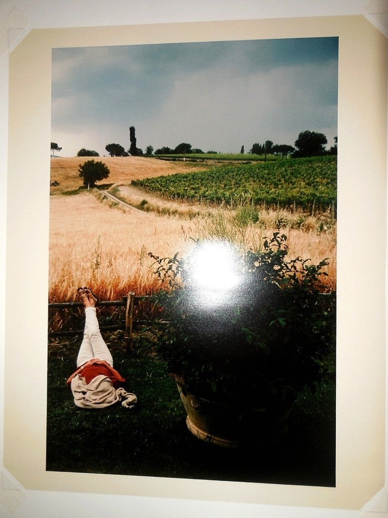 Toscane, Femme endormie, 1996 Grande photographie couleur d'époque C.C. signée - Noir Color Photograph par Joel Meyerowitz