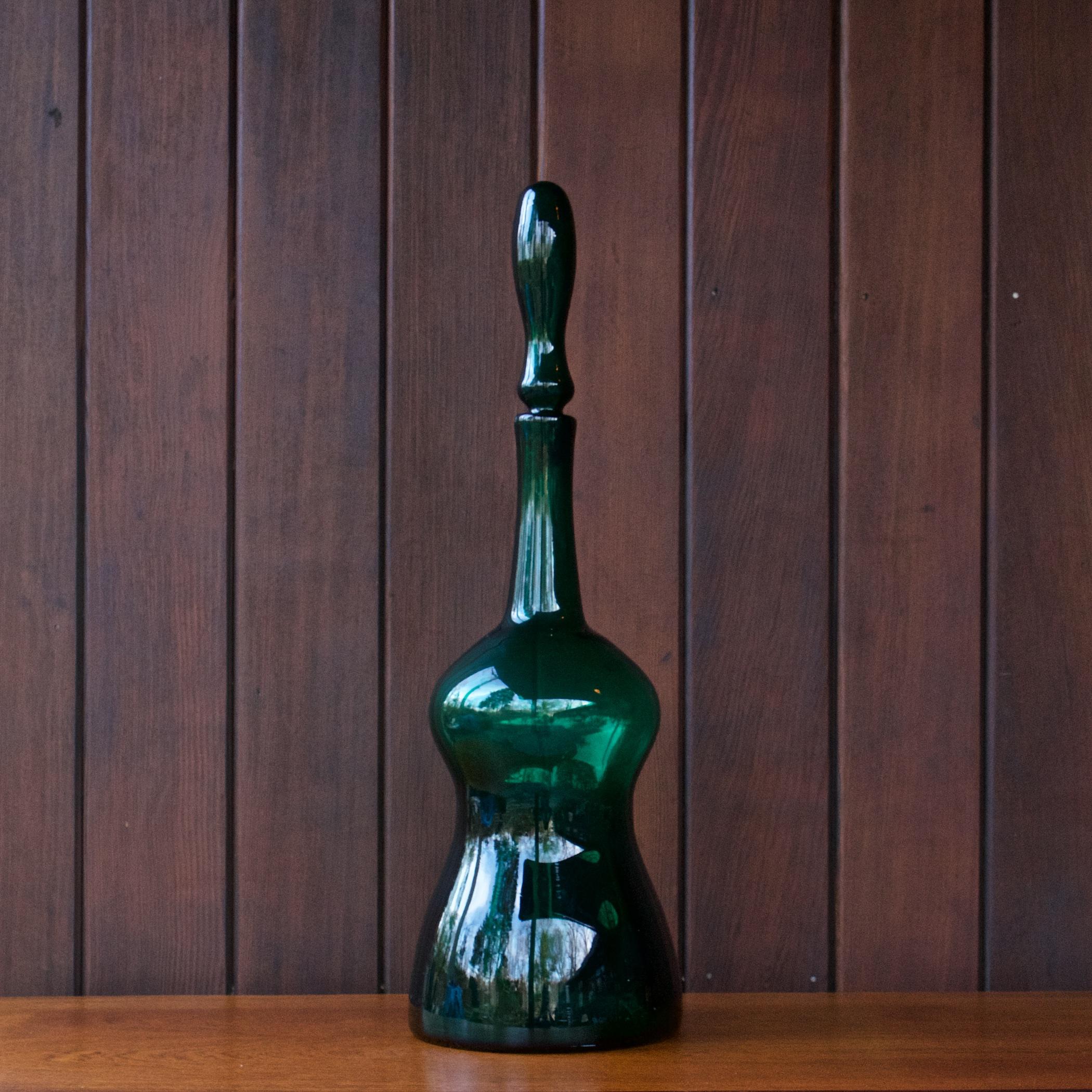 Joel Myers smaragdgrüne Bodendekanter-Vase/Flasche Modell #6954 Blenko, 1969. Sehr guter Vintage-Zustand, keine Chips, keine Risse.
   